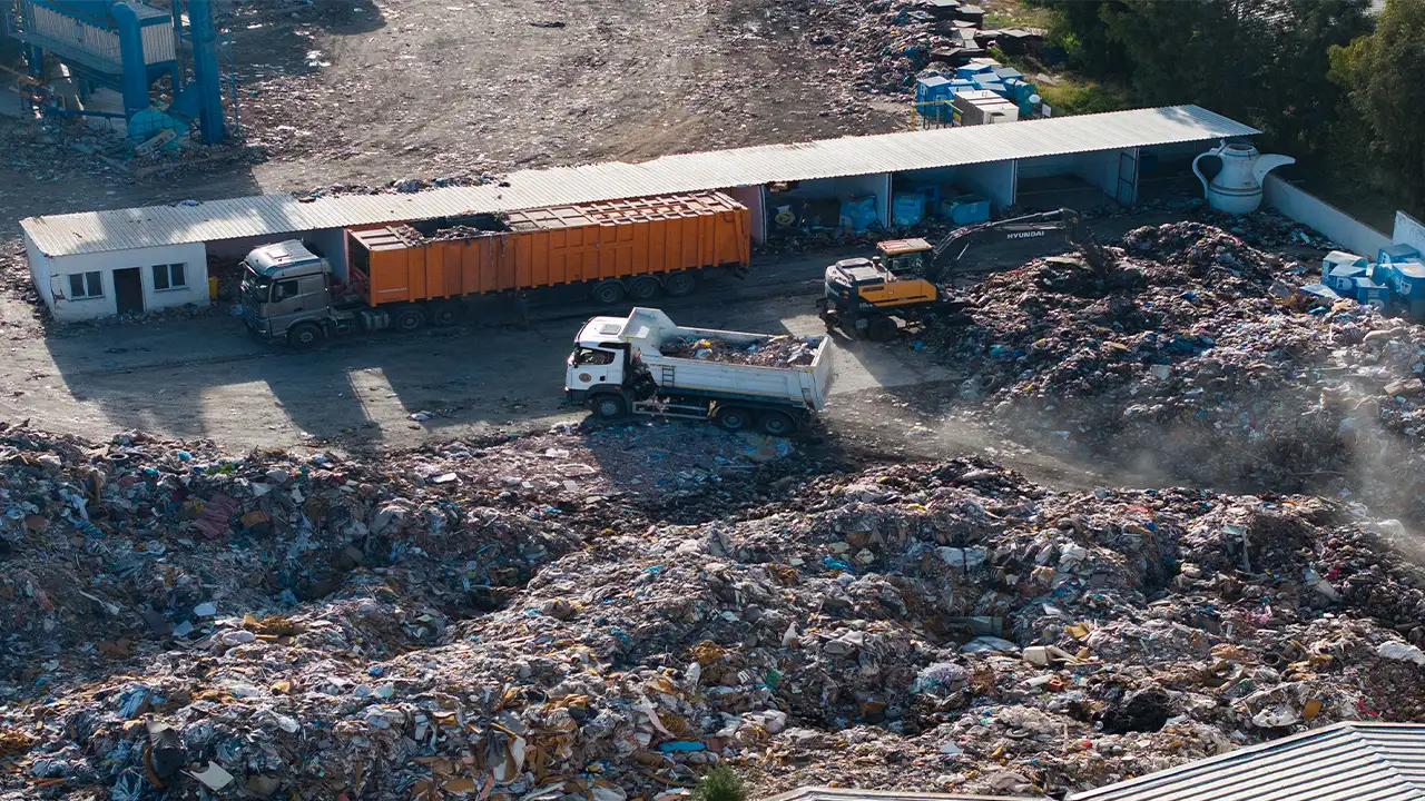 İzmir Buca'da Belediye Şantiyesinde Çöp Birikimine Tepki 2