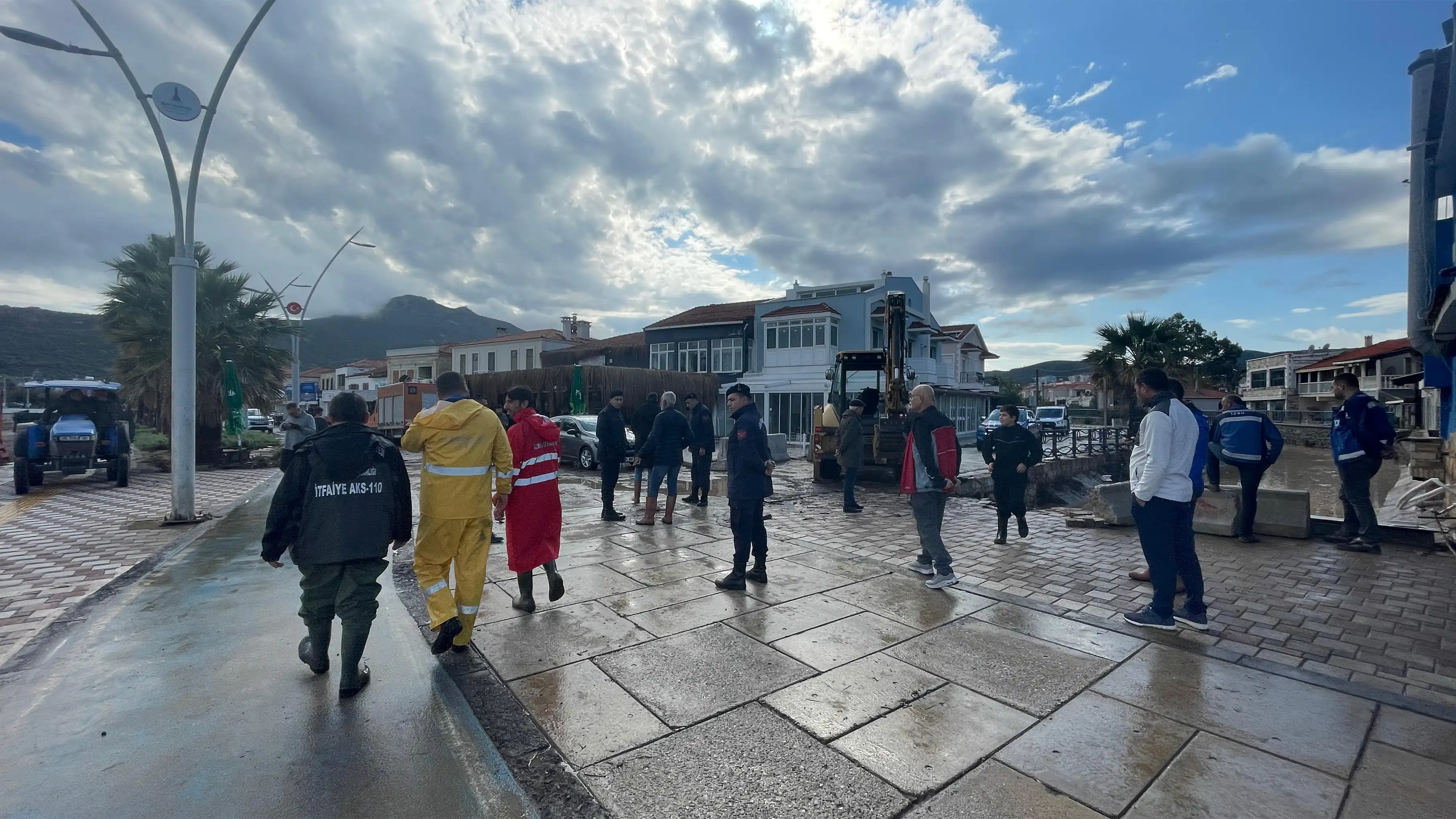İzmir Foça’da Sağanak Yağış Ev Ve Iş Yerlerini Etkiledi 1