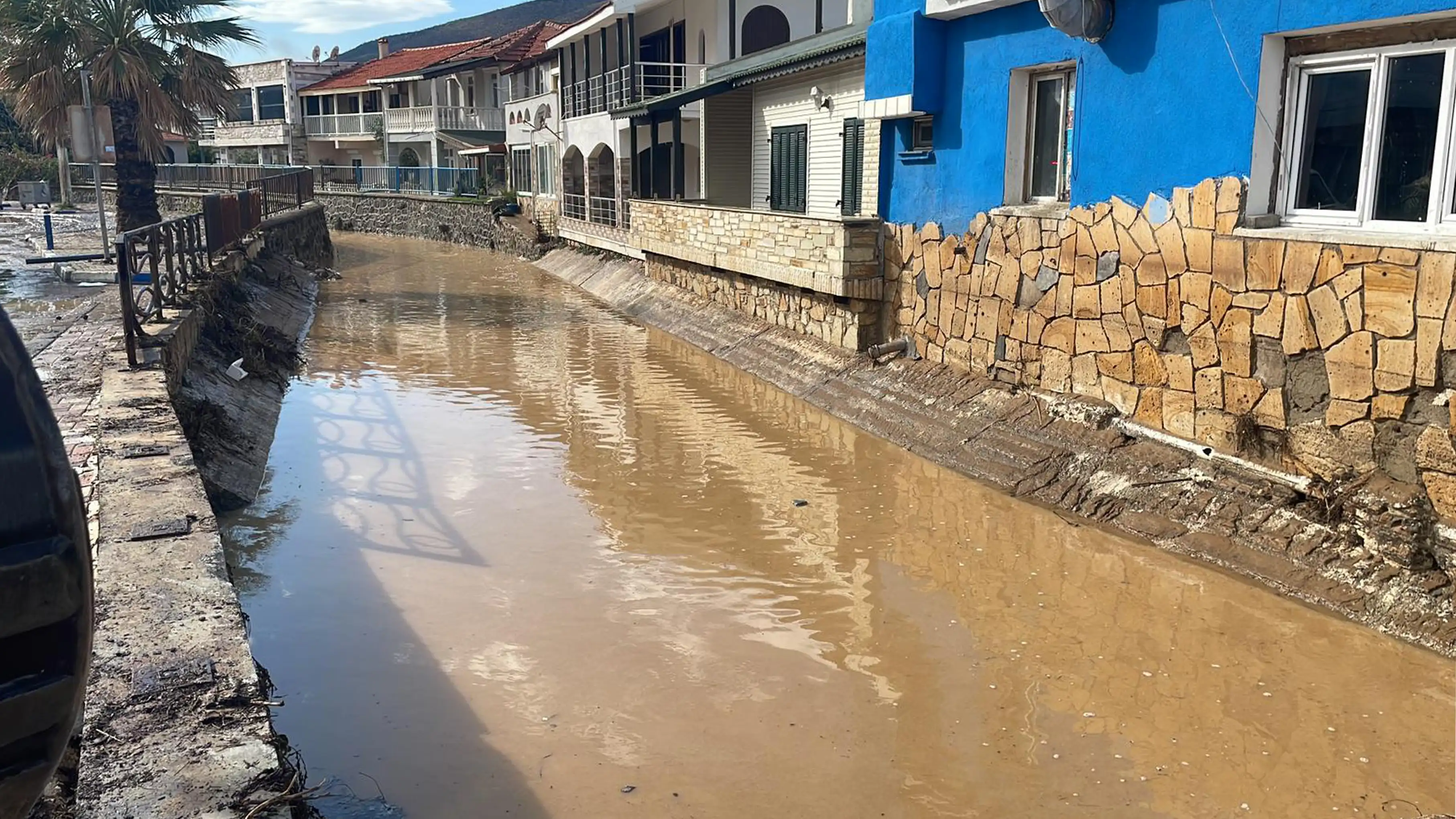 İzmir Foça’da Sağanak Yağış Ev Ve Iş Yerlerini Etkiledi 3