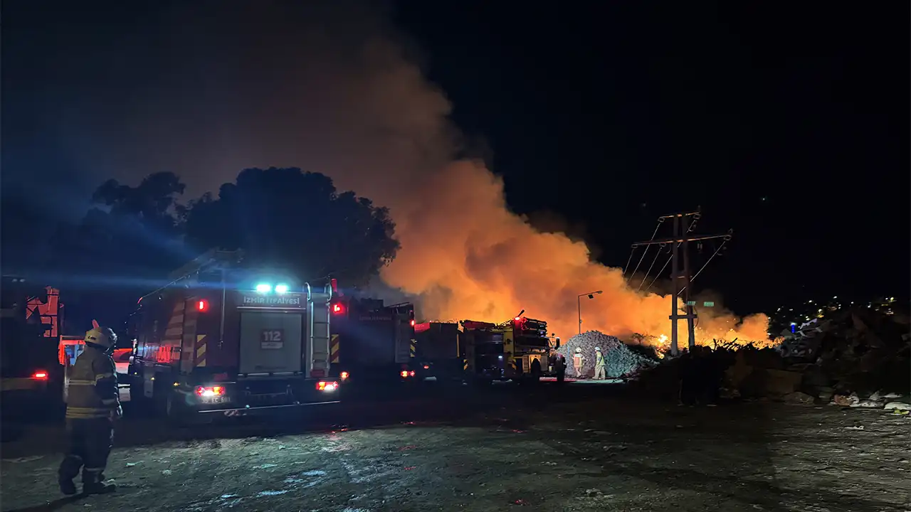 İzmir’de Çöp Depolama Alanında Çıkan Yangın Söndürüldü 1