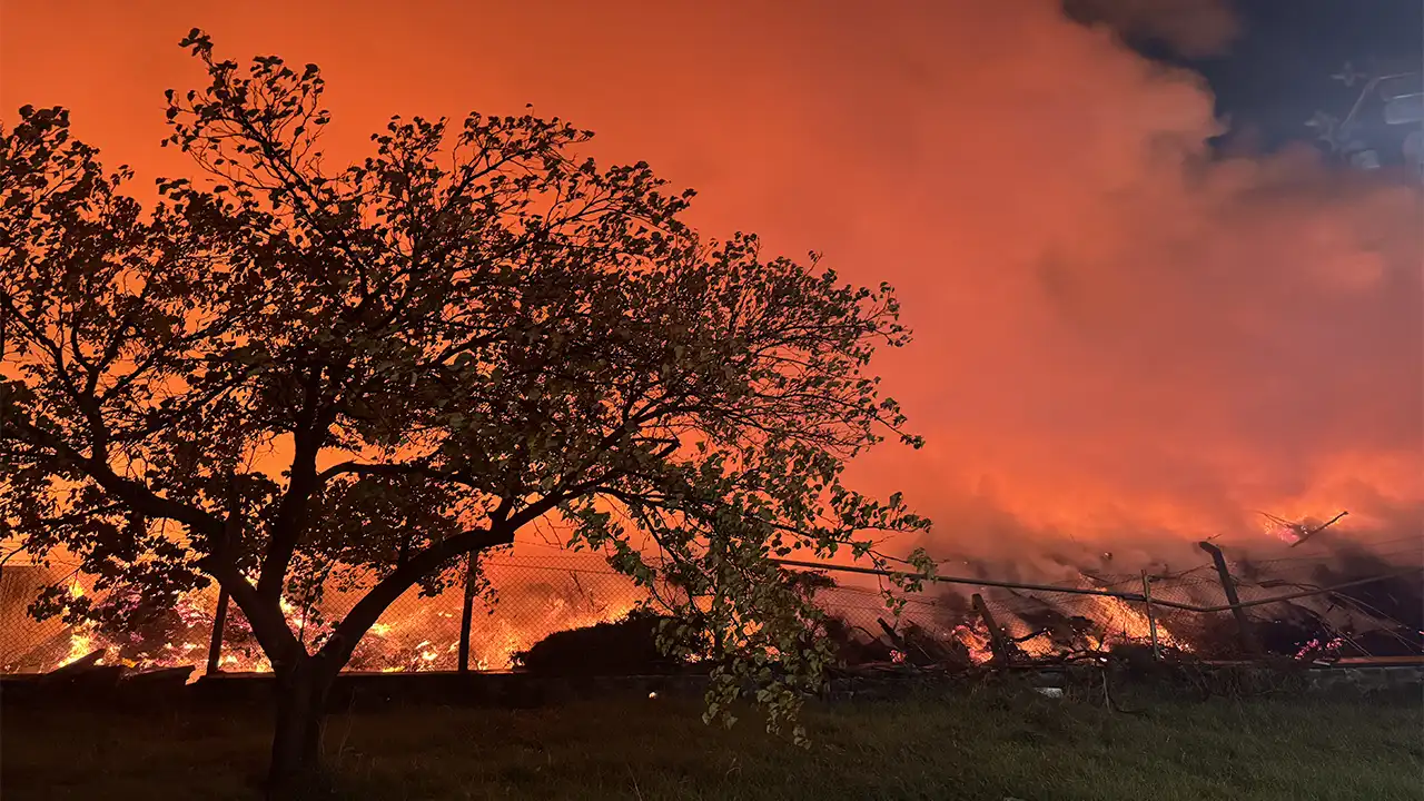 İzmir’de Çöp Depolama Alanında Çıkan Yangın Söndürüldü 2