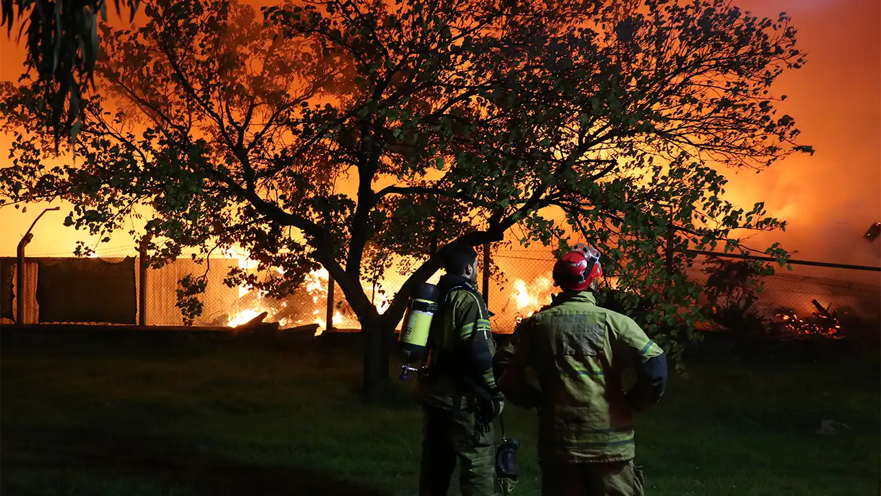 İzmir’de Çöp Depolama Alanında Çıkan Yangın Söndürüldü 3