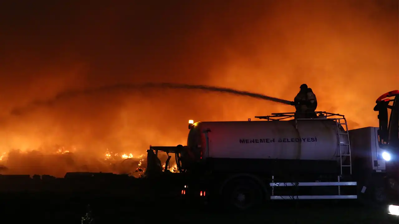 İzmir’de Çöp Depolama Alanında Çıkan Yangın Söndürüldü 4