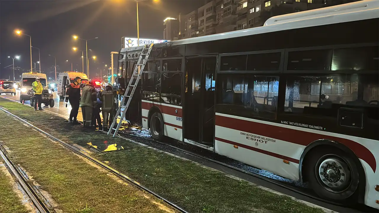 İzmir’de Hareket Halindeki Belediye Otobüsü Alev Aldı 1