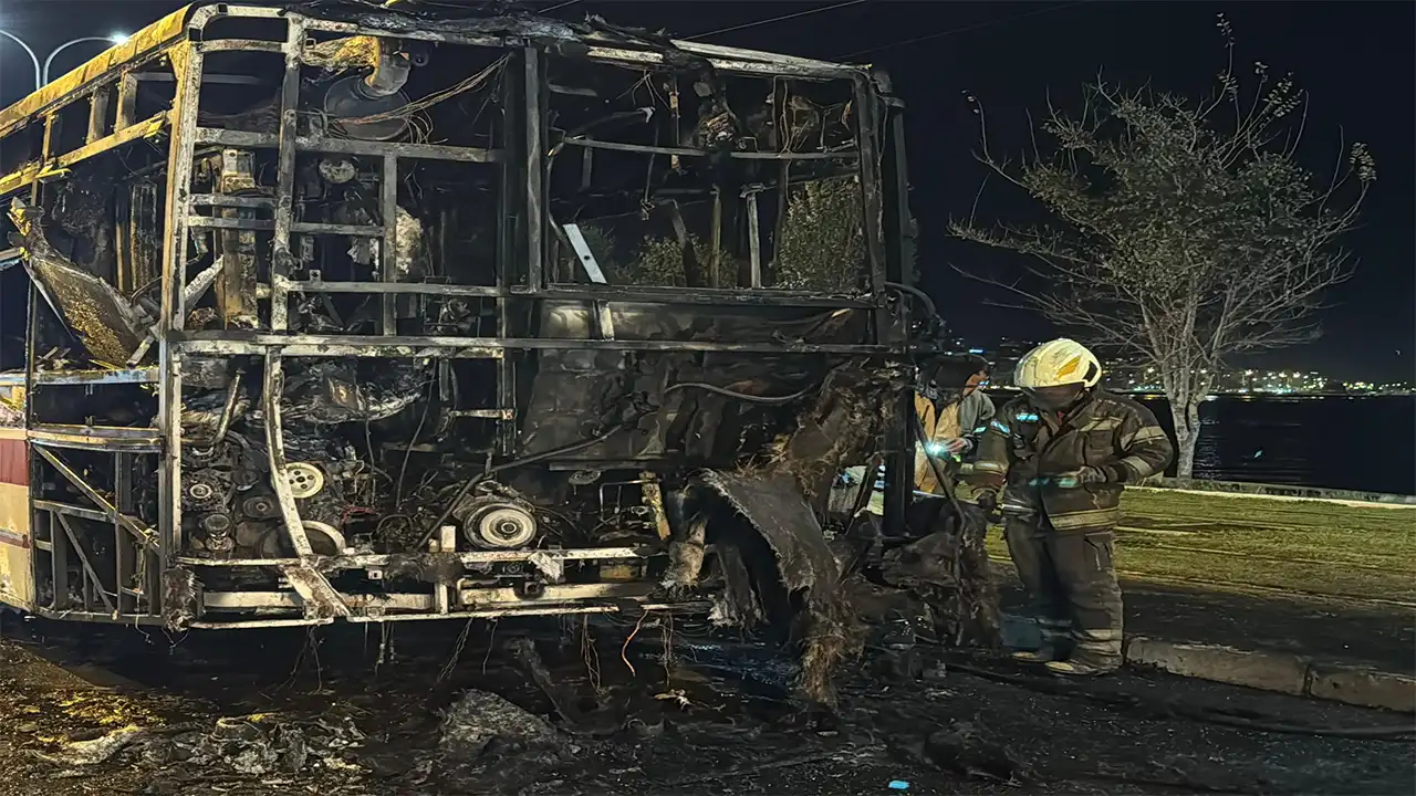 İzmir’de Hareket Halindeki Belediye Otobüsü Alev Aldı