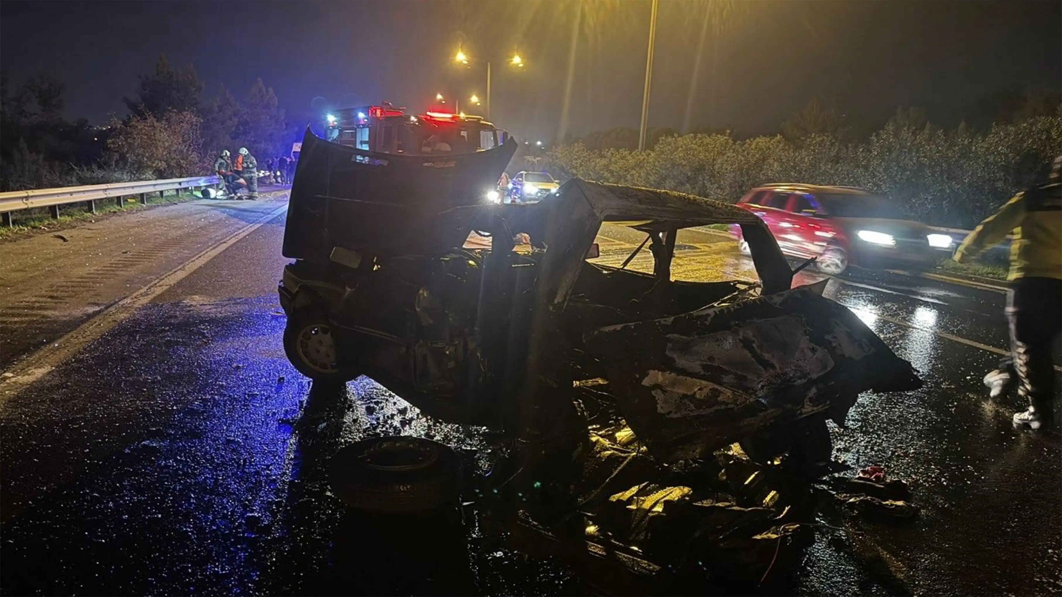 İzmir’de Iki Otomobil Çarpıştı 7 Kişi Yaralandı 1