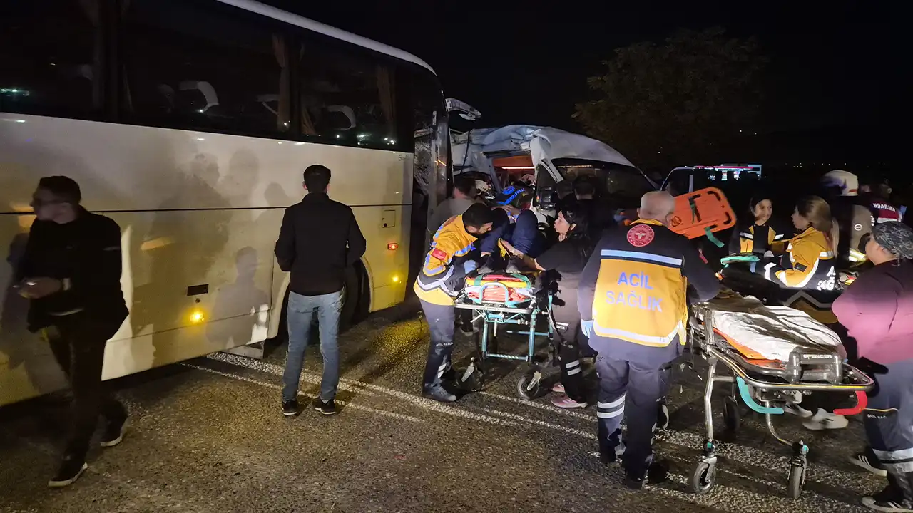 İzmir’de Işçi Servisleri Çarpıştı 13 Kişi Yaralandı