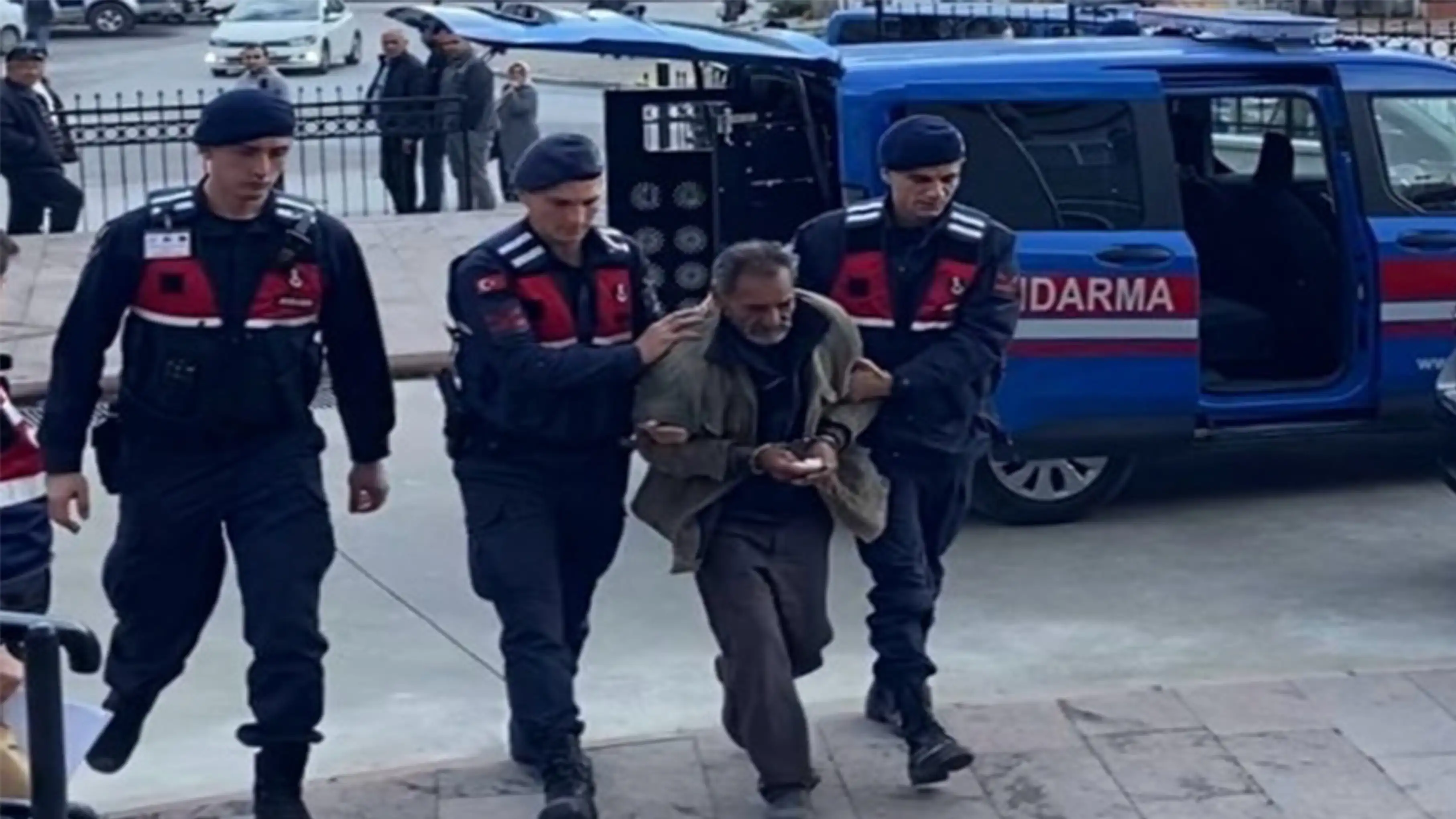 İzmir’de Oğlunu Öldürüp Eşini Yaralayan Baba Tutuklandı 1