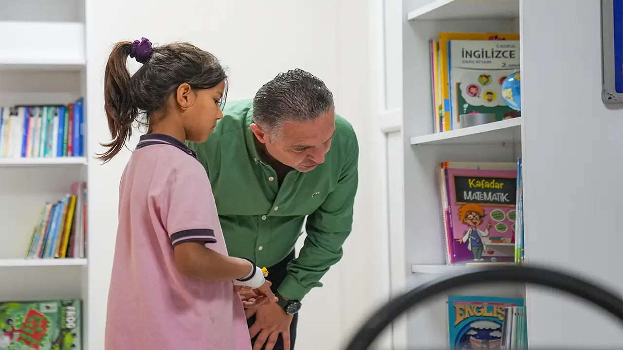 İzmir’de Okula Gidemeyen Çocuklar Için Sınıflar Hastanede 1