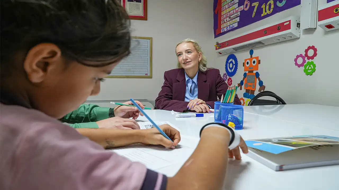 İzmir’de Okula Gidemeyen Çocuklar Için Sınıflar Hastanede 4