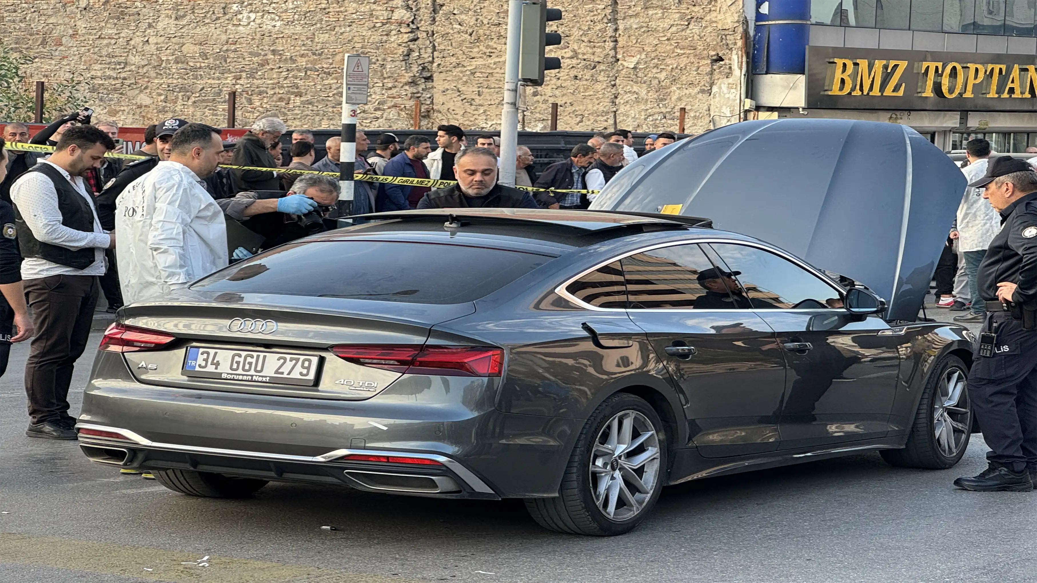 İzmir’de Otomobile Silahlı Saldırı 1 Kişi Ağır Yaralı 2