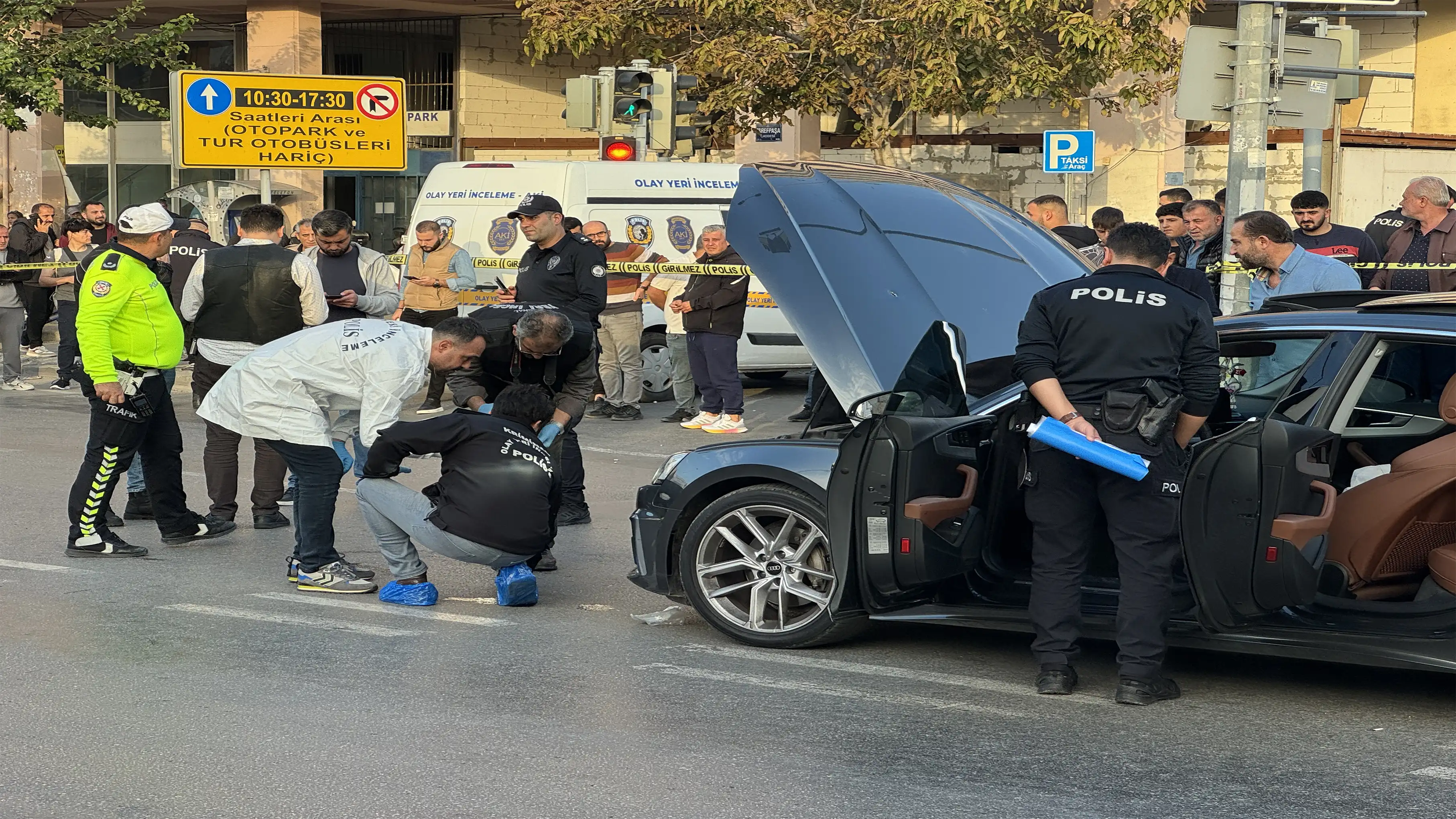İzmir’de Otomobile Silahlı Saldırı 1 Kişi Ağır Yaralı 3