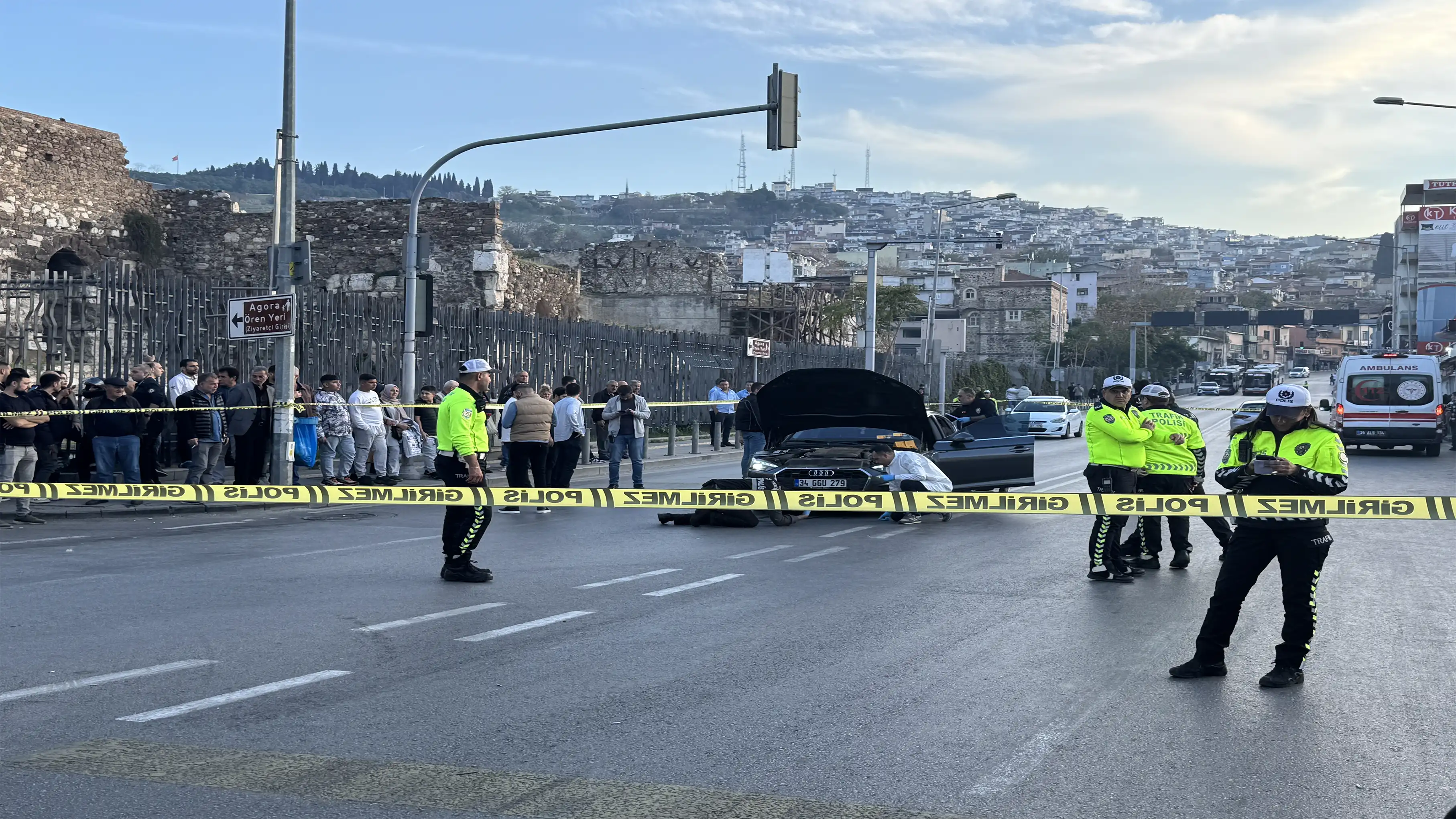 İzmir’de Otomobile Silahlı Saldırı 1 Kişi Ağır Yaralı