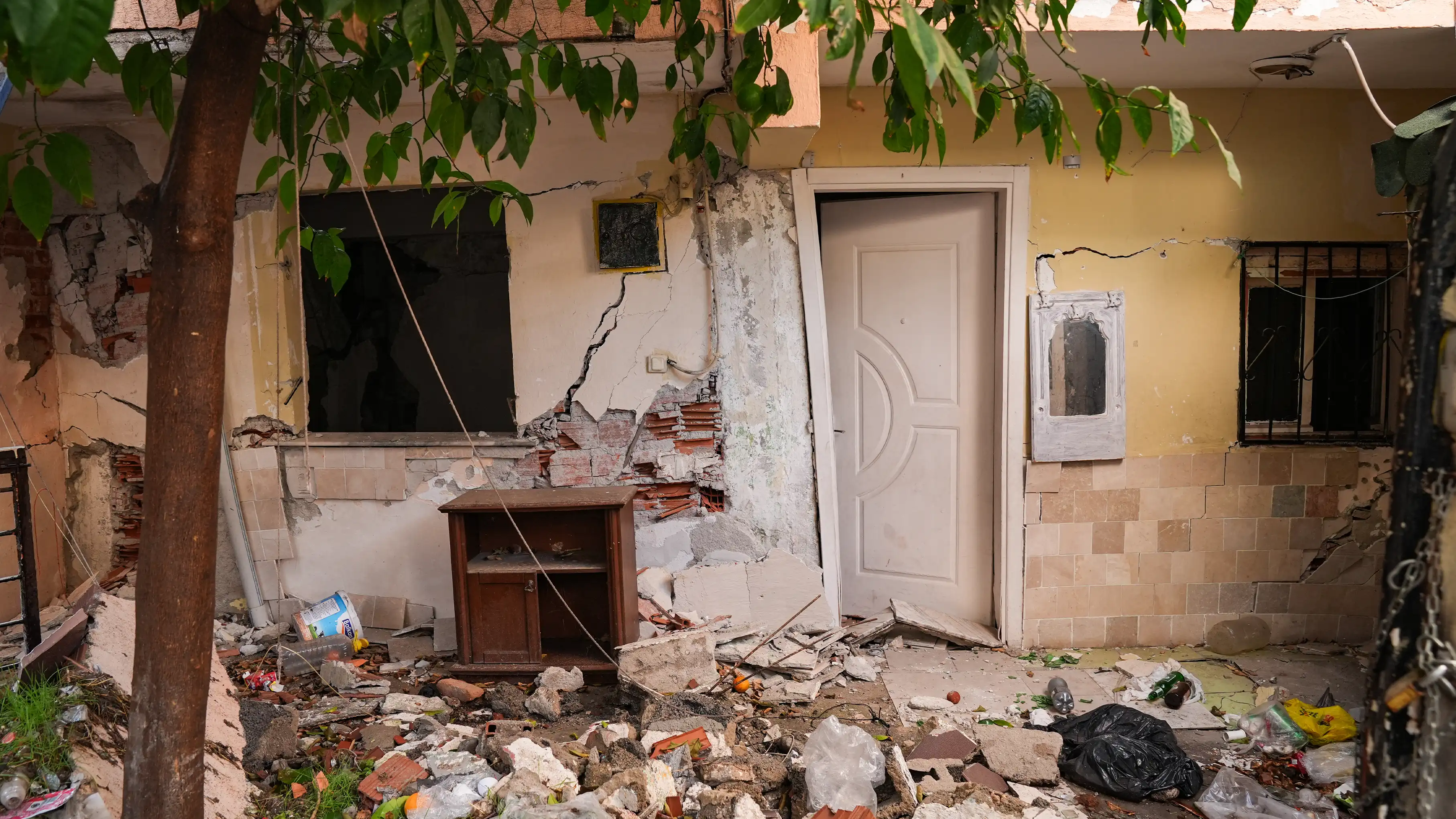 İzmir’de Tünel Çalışması Evlerde Hasara Yol Açtı 3