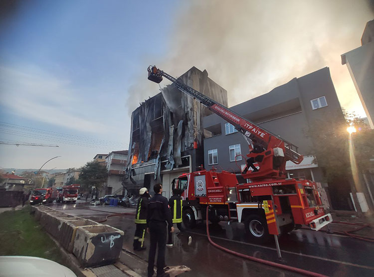 Kocaeli’de Kozmetik Fabrikasında Yangın1