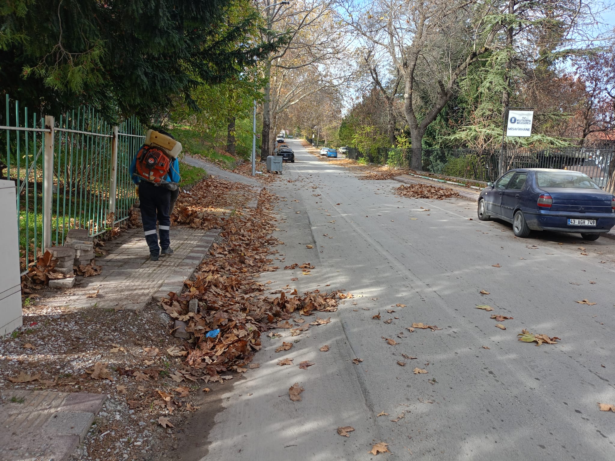 Kütahya 30 Ağustos Mahallesi’nde Yaprak Temizliği Yapıldı (1)