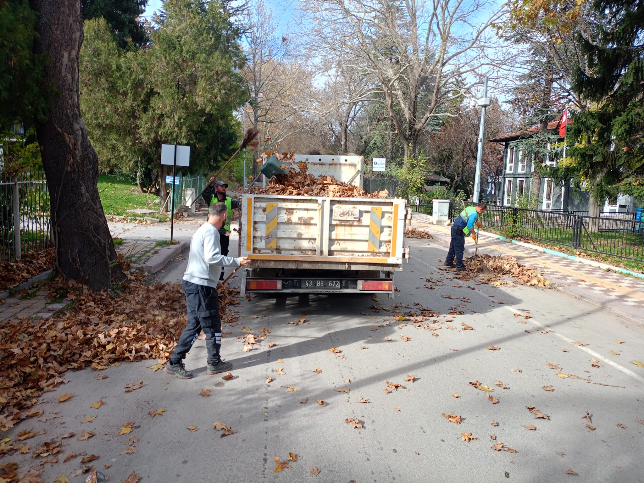 Kütahya 30 Ağustos Mahallesi’nde Yaprak Temizliği Yapıldı (2)