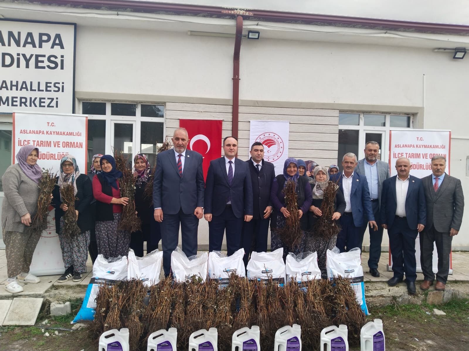 Kütahya Aslanapa’da geleceğe nefes için fidan dağıtıldı