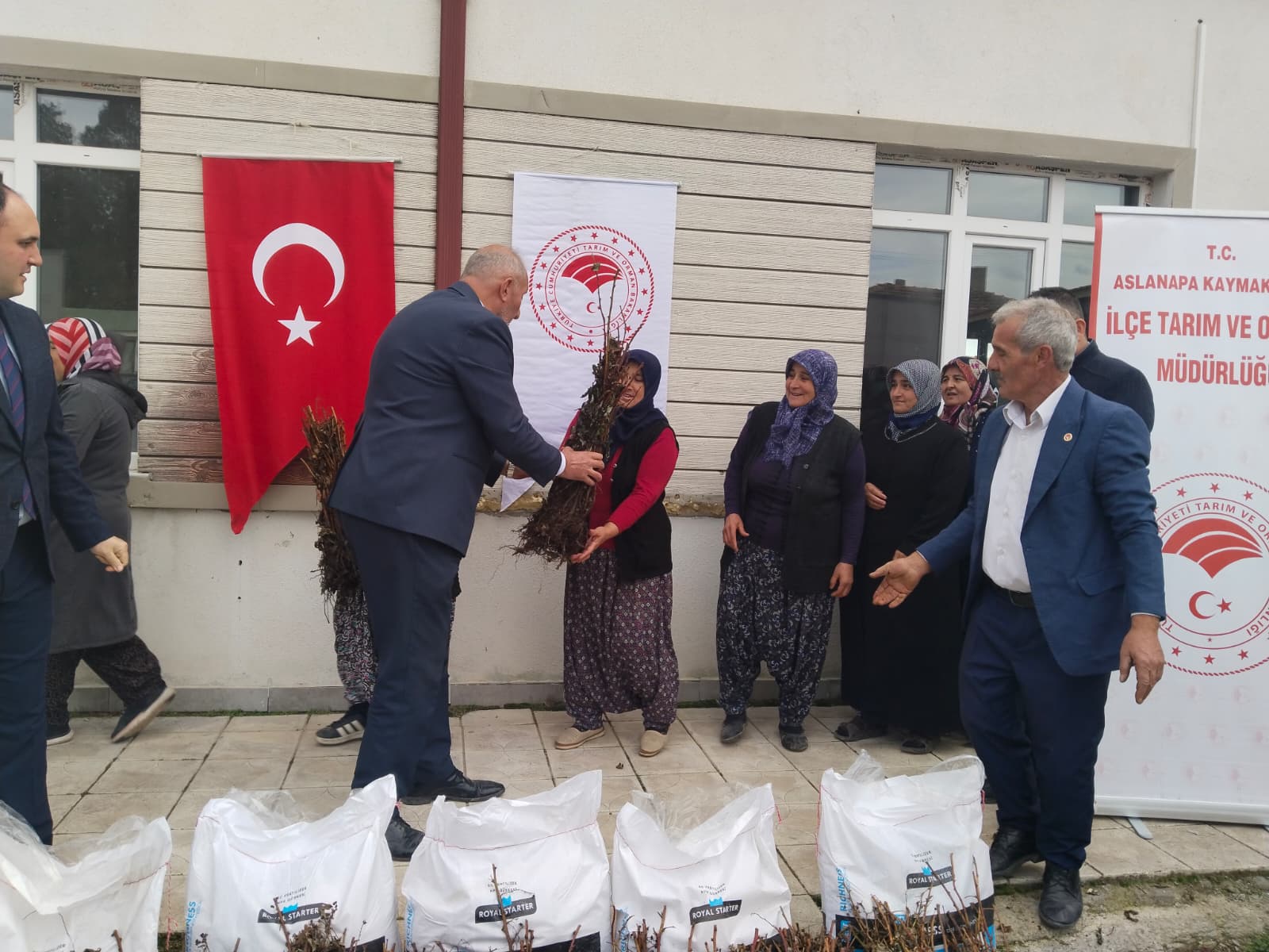 Kütahya Aslanapa’da Geleceğe Nefes Için Fidan Dağıtıldı1
