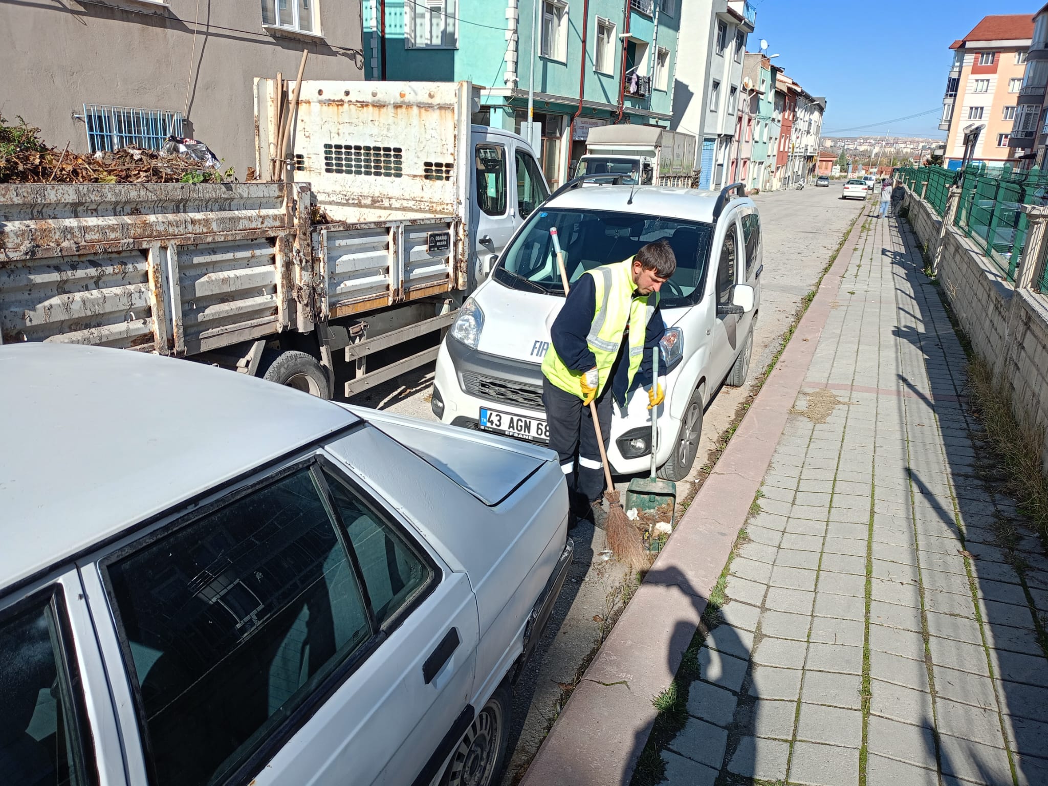 Kütahya Bahçelievler Kadir Adlım Okulu Çevresinde Temizlik Çalışması (3)