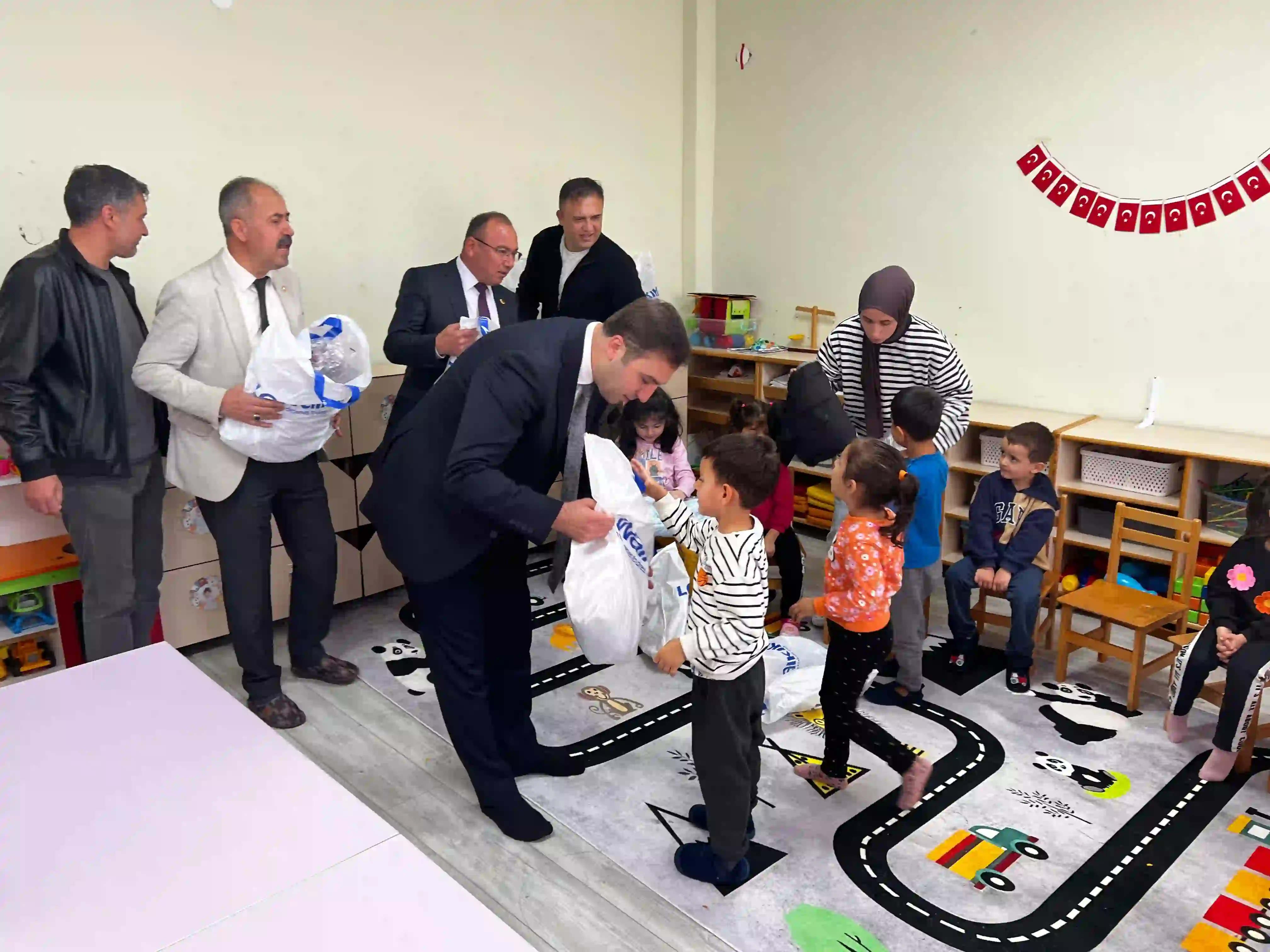 Kütahya Çavdarhisar’da Öğrencilere Kıyafet Sürprizi