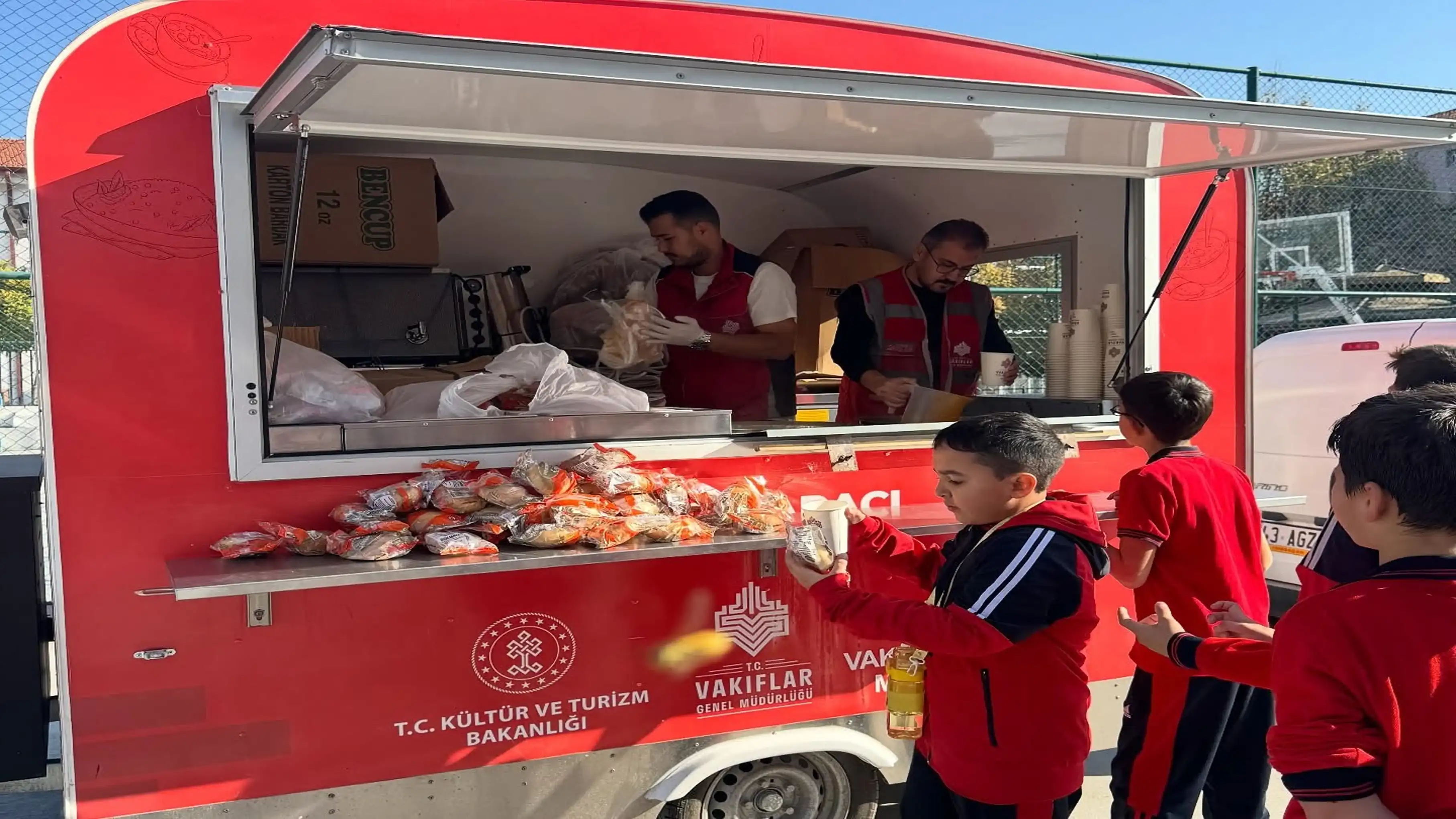 Kütahya Dumlupınar Ortaokulu’nda Öğrencilere Vakıf Çorbası Ikramı