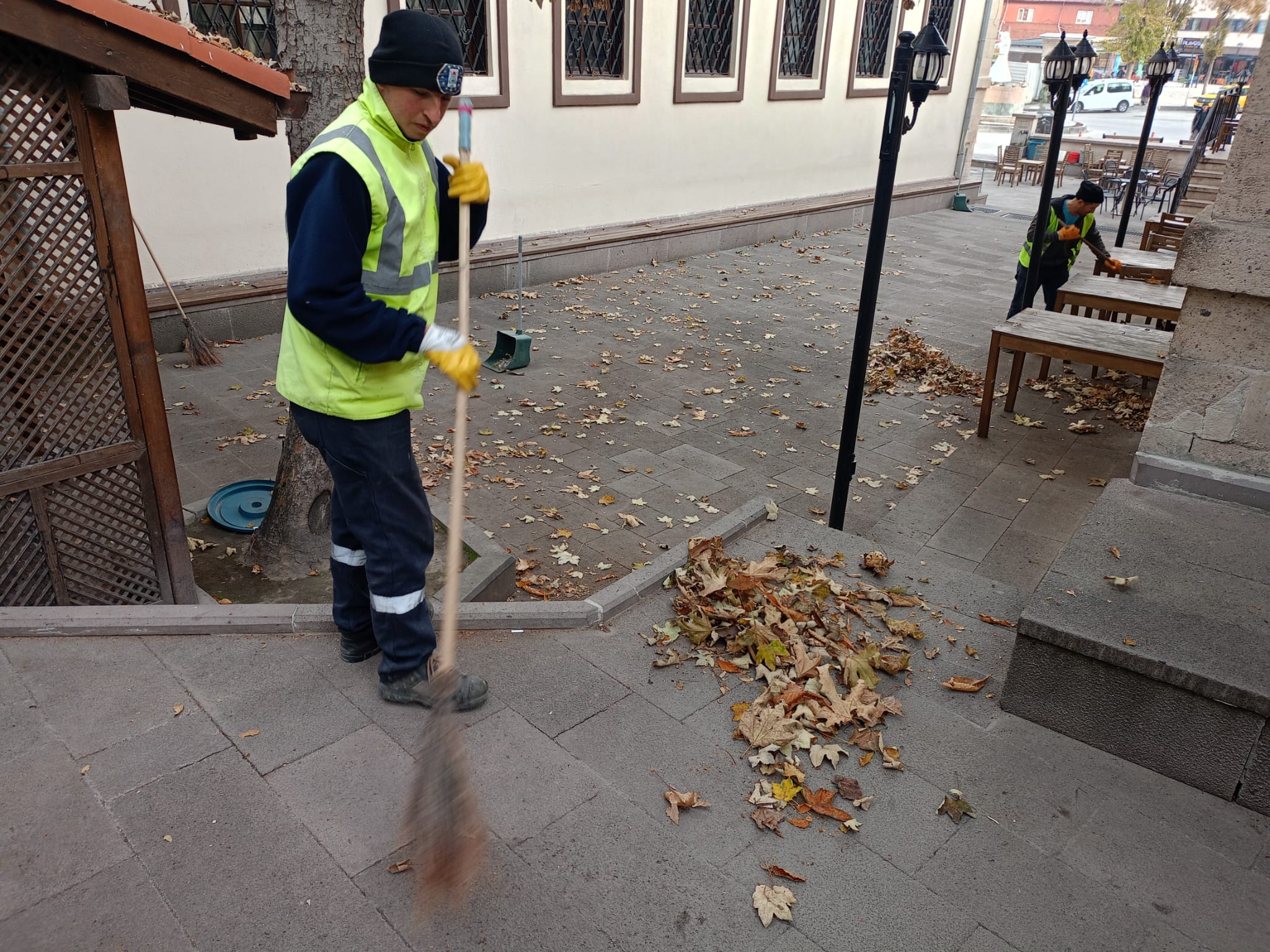 Kütahya Ulu Camii Çevresinde Yaprak Temizliği Yapıldı (1)