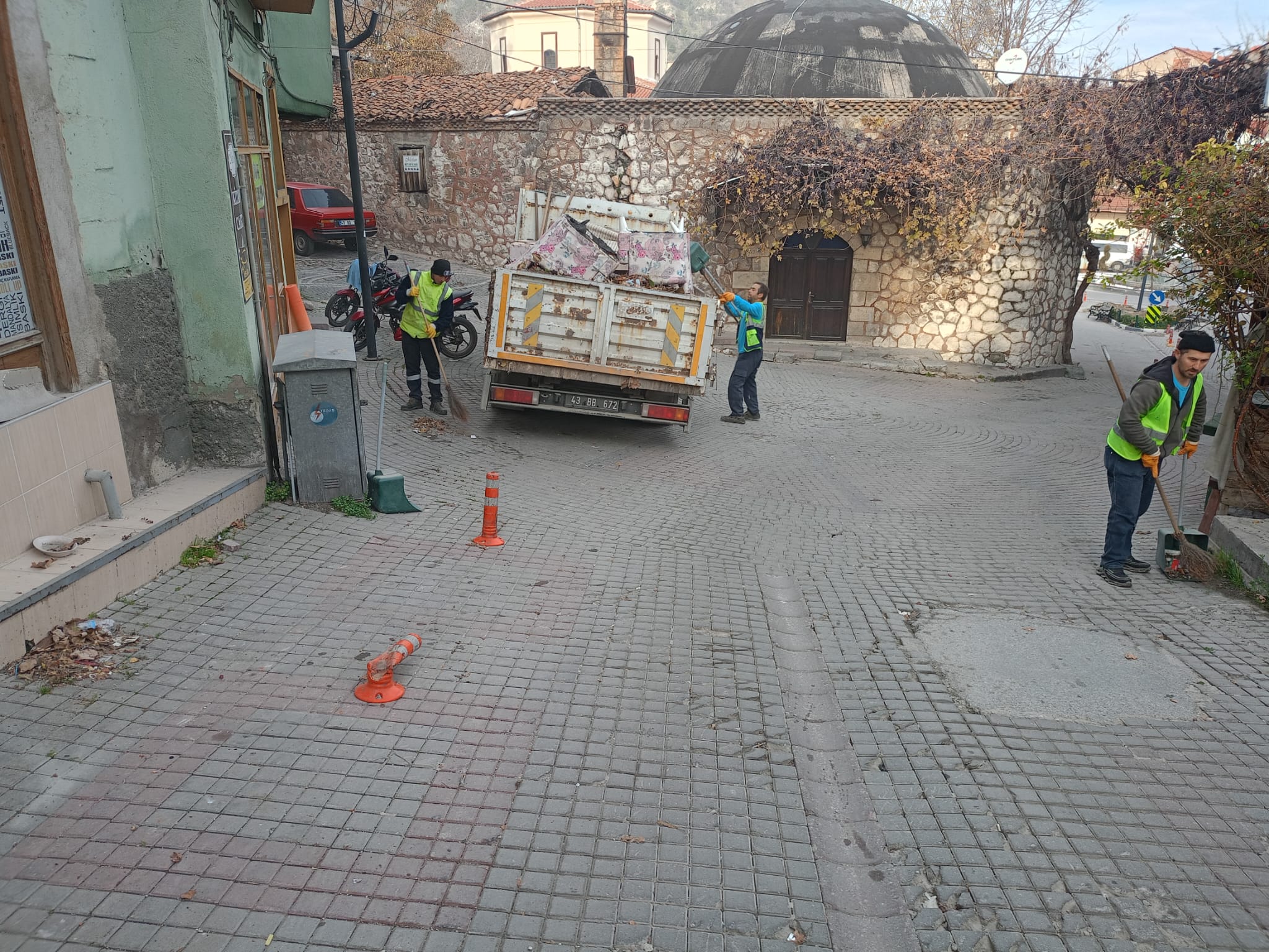 Kütahya Ulu Camii Çevresinde Yaprak Temizliği Yapıldı (3)