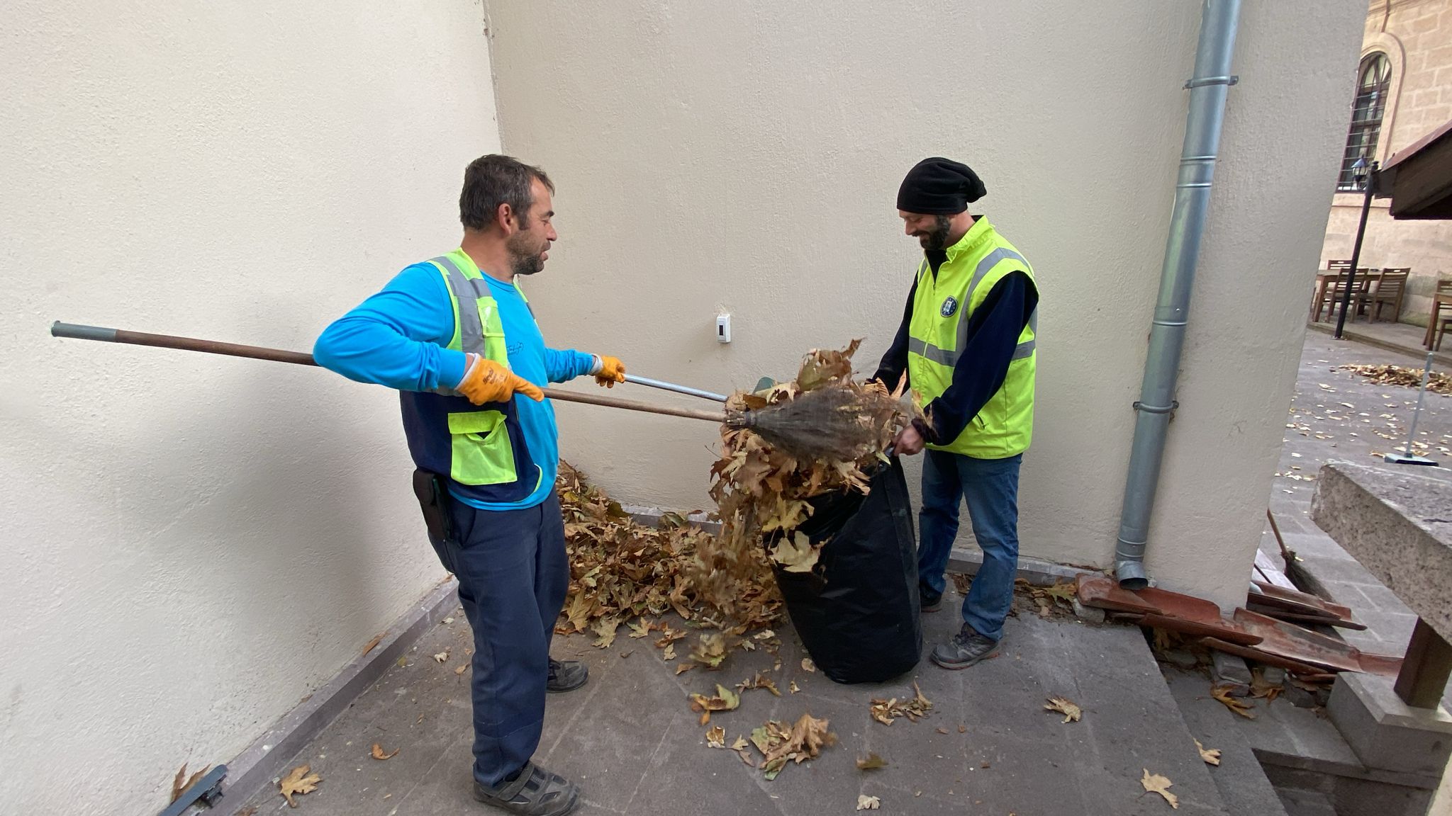 Kütahya Ulu Camii Çevresinde Yaprak Temizliği Yapıldı (4)