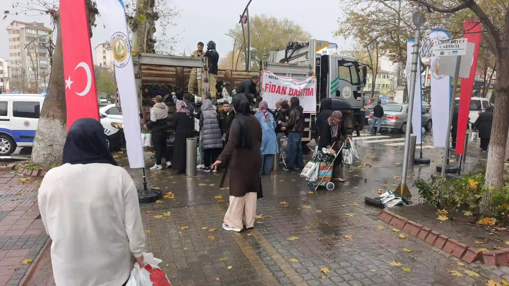 Kütahya’da Binlerce Fidan Vatandaşa Dağıtıldı 2