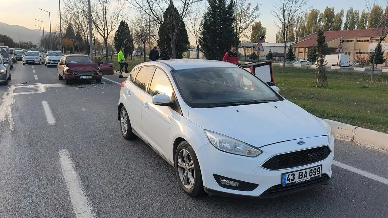 Kütahya'da Çevre Yolunda Kaza, 3 Yaralı4