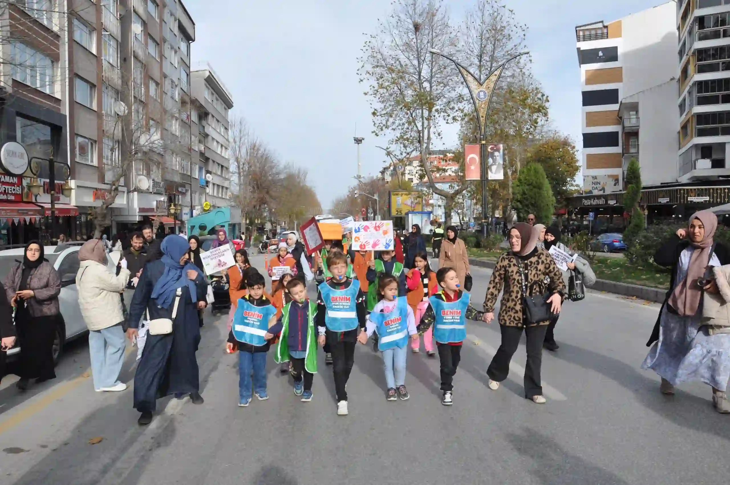 Kütahya’da Çocuklar Zulme Uğrayan Çocuklar Için Yürüdü