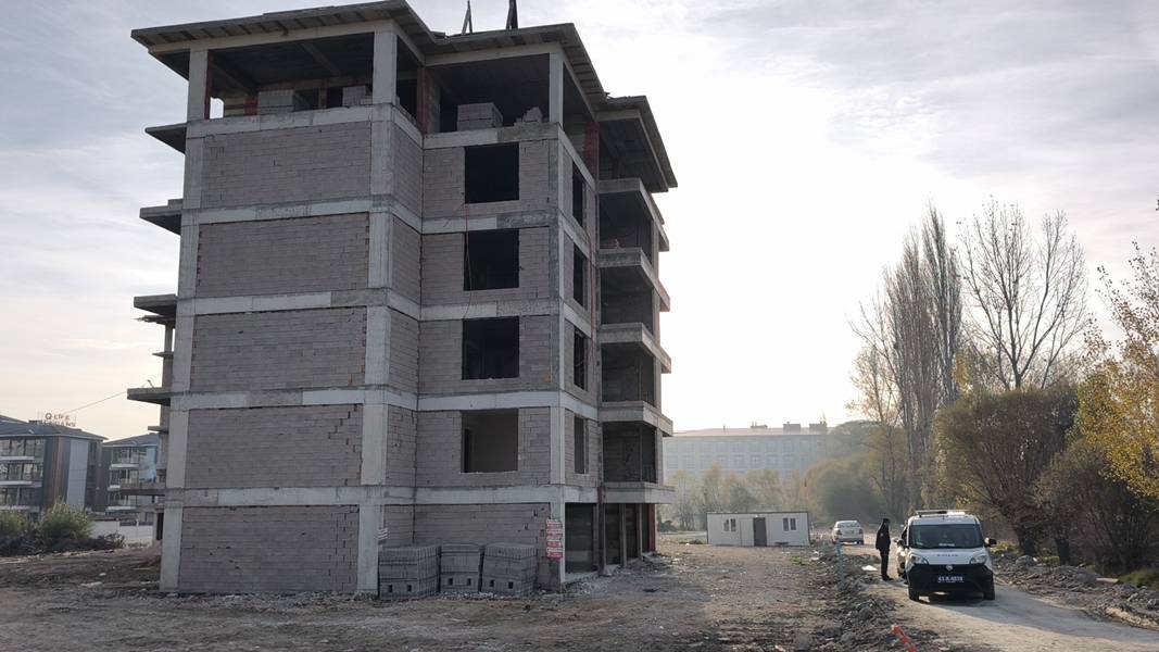 Kütahya’da Inşaattan Düşen Işçi Ağır Yaralandı (4)-1