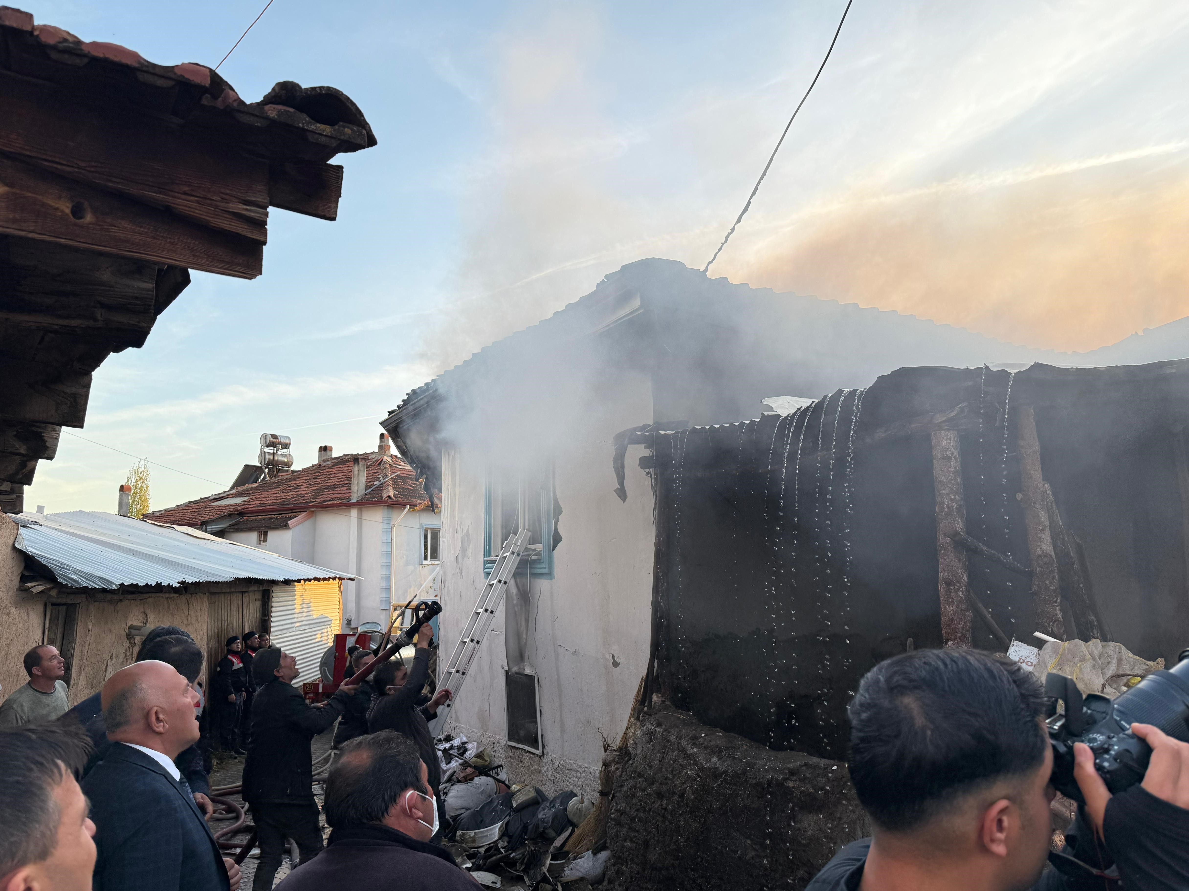 Kütahya'da Köyde Çıkan Yangında Iki Kuzenin Evleri Yandı (1)