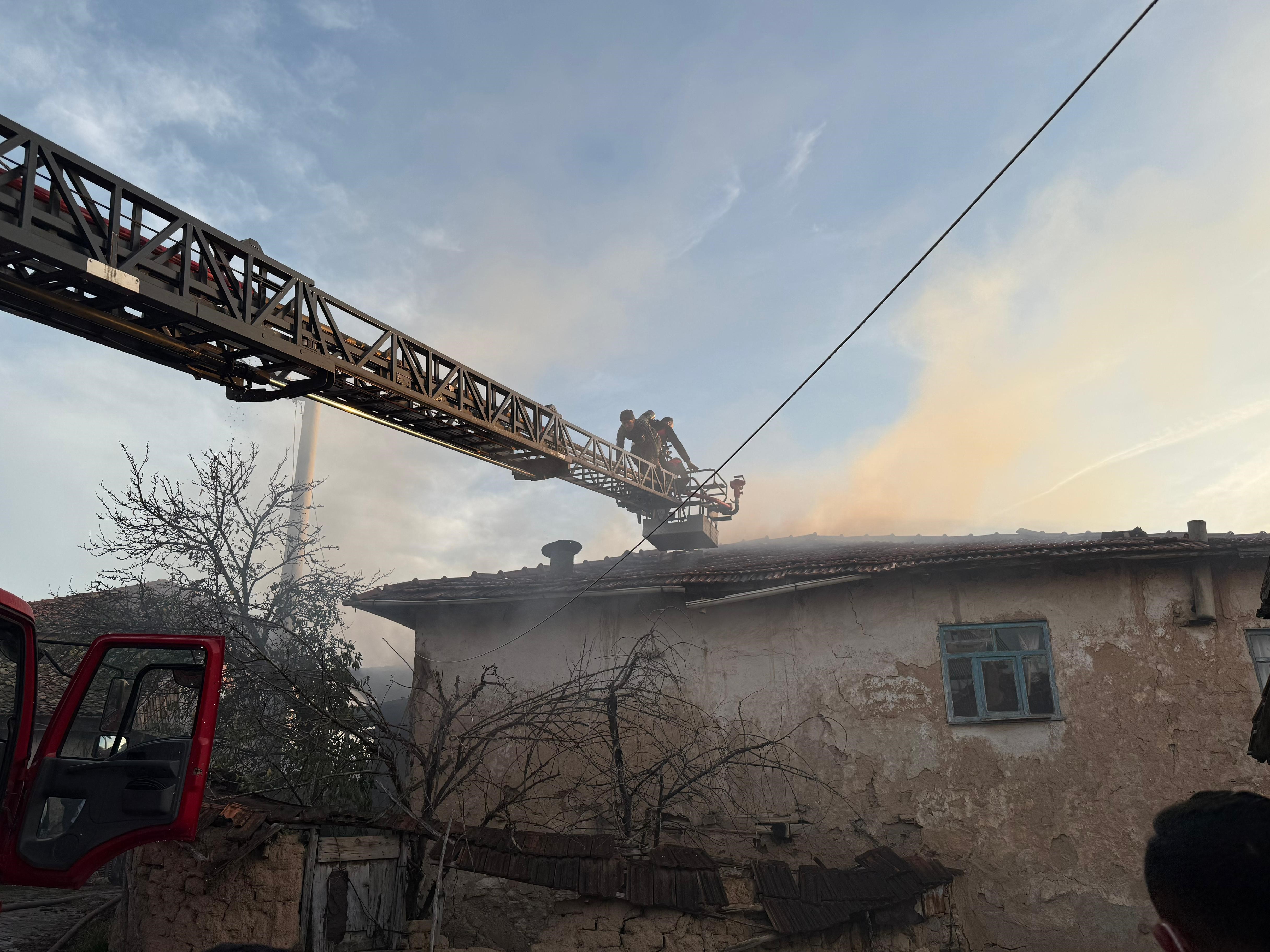 Kütahya'da Köyde Çıkan Yangında Iki Kuzenin Evleri Yandı (2)