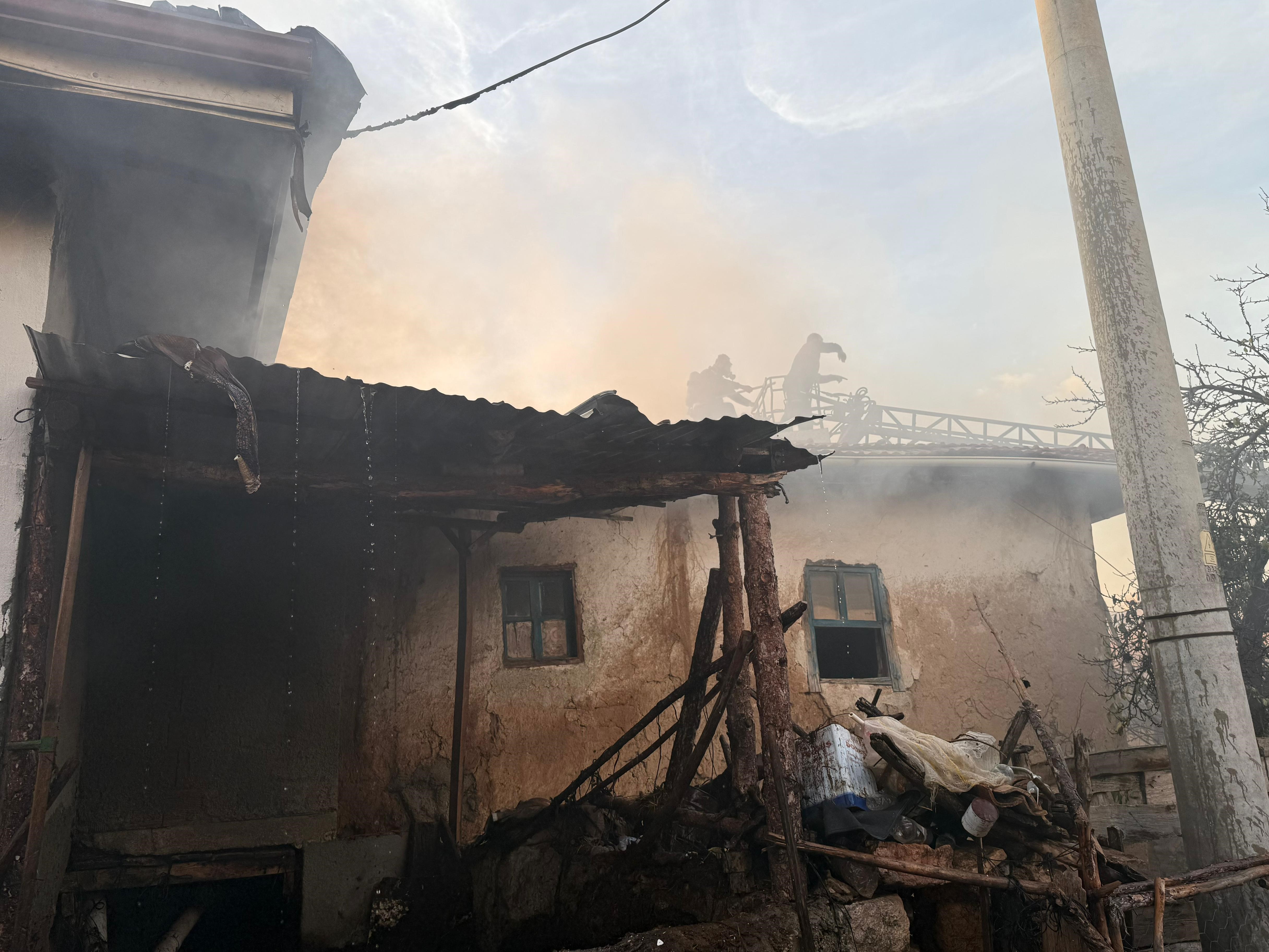 Kütahya'da Köyde Çıkan Yangında Iki Kuzenin Evleri Yandı (3)