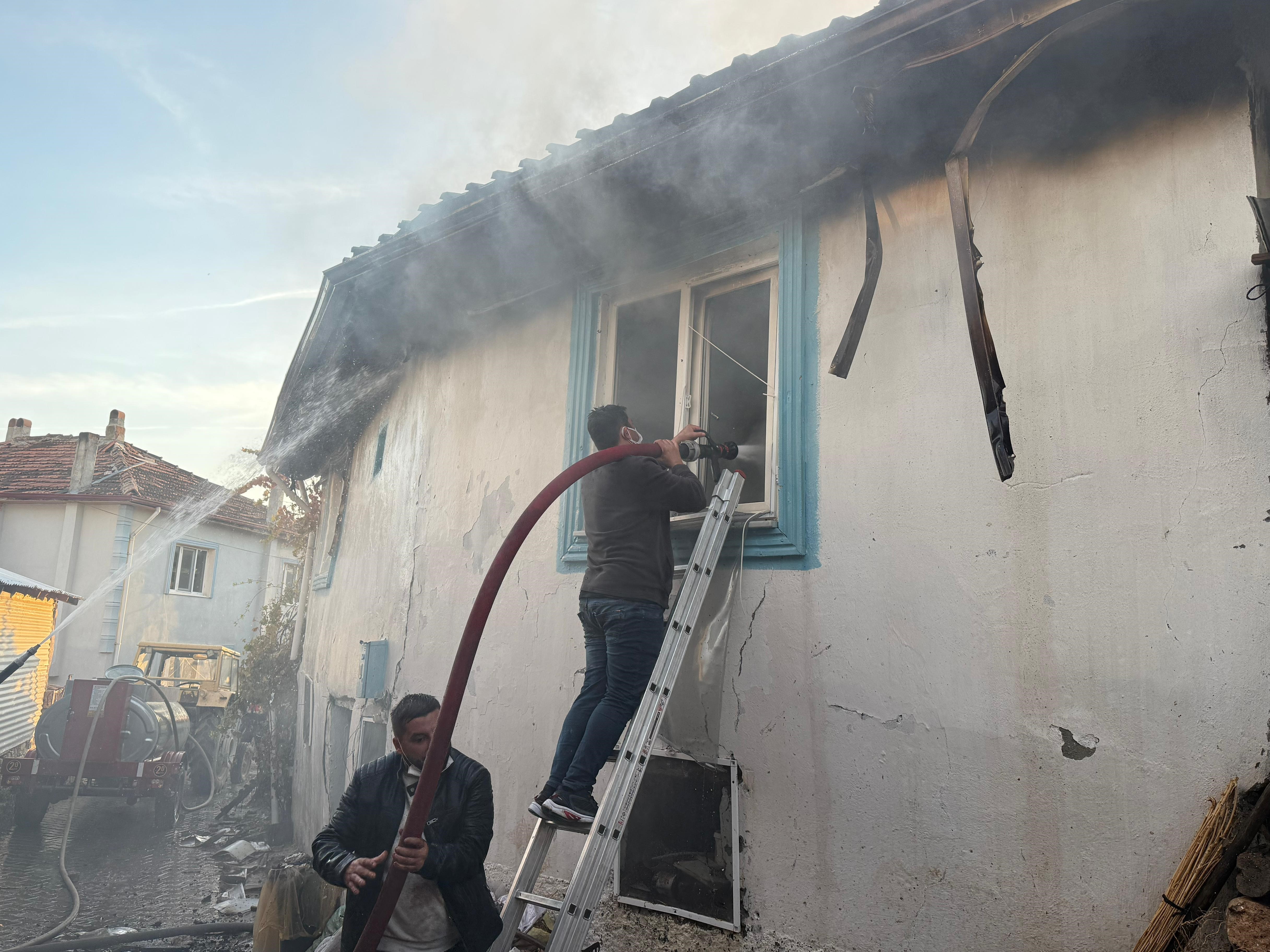 Kütahya'da Köyde Çıkan Yangında Iki Kuzenin Evleri Yandı (4)