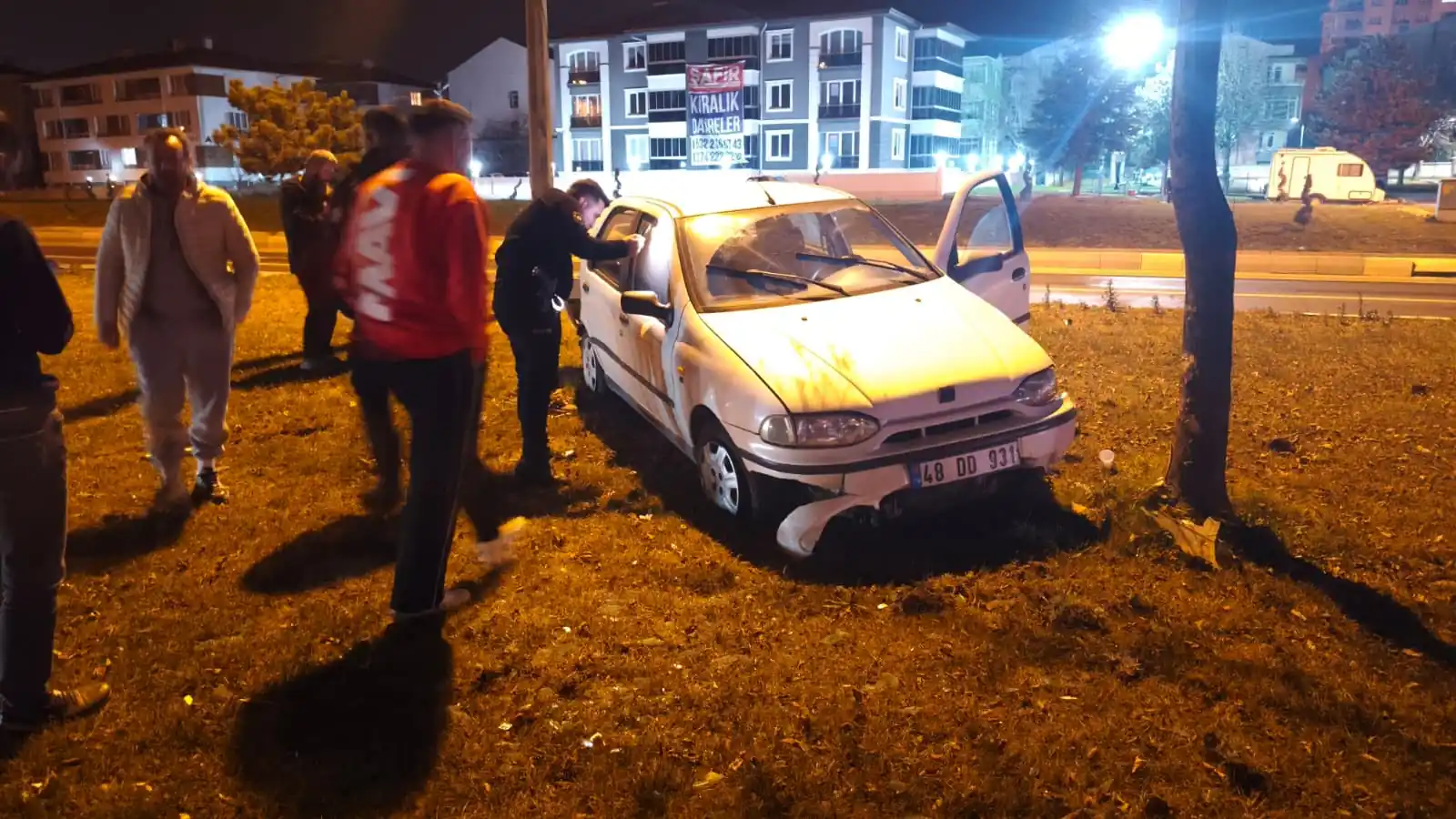 Kütahya’da Otomobil Önce Direğe Çarptı Sonra Refüje Çıktı 1