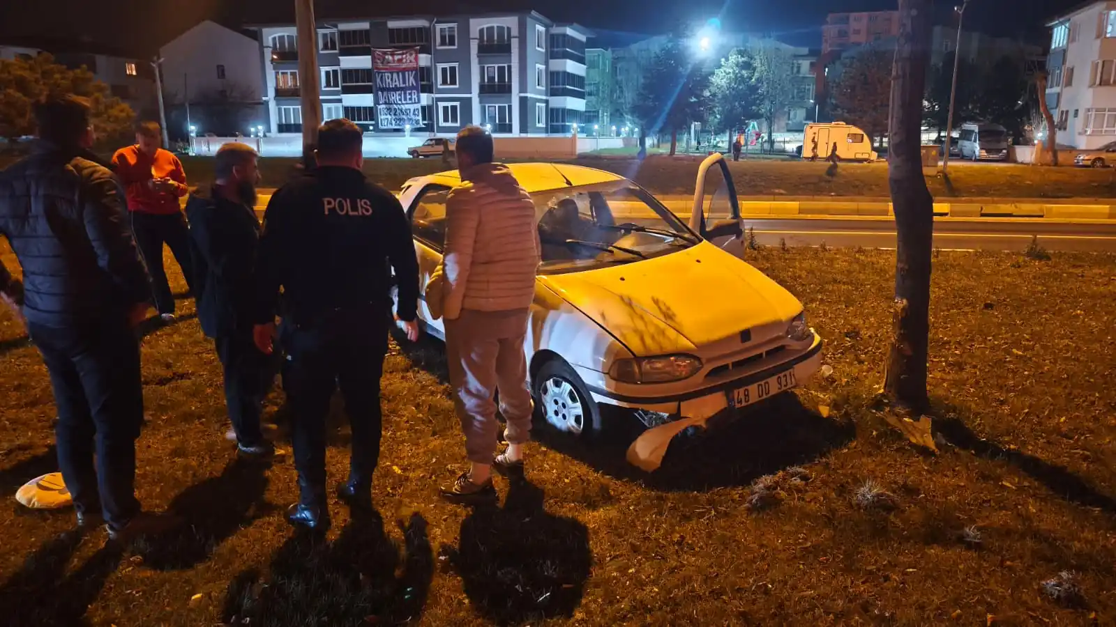 Kütahya’da Otomobil Önce Direğe Çarptı Sonra Refüje Çıktı 2