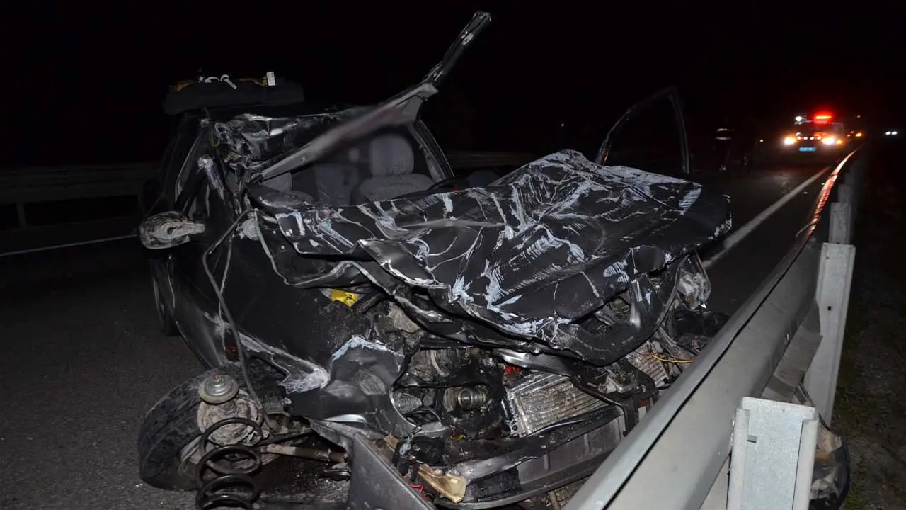 Kütahya'da Otomobil Tıra Arkadan Çarptı, 1 Ölü3