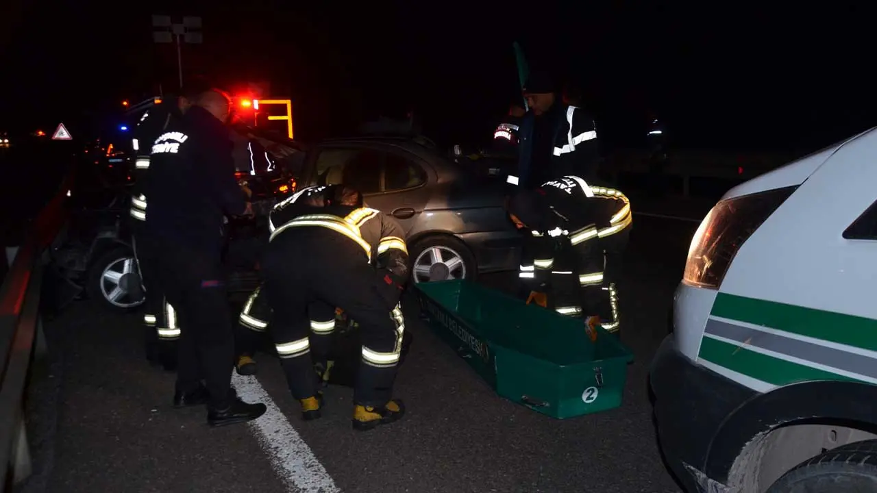 Kütahya'da Otomobil Tıra Arkadan Çarptı, 1 Ölü5