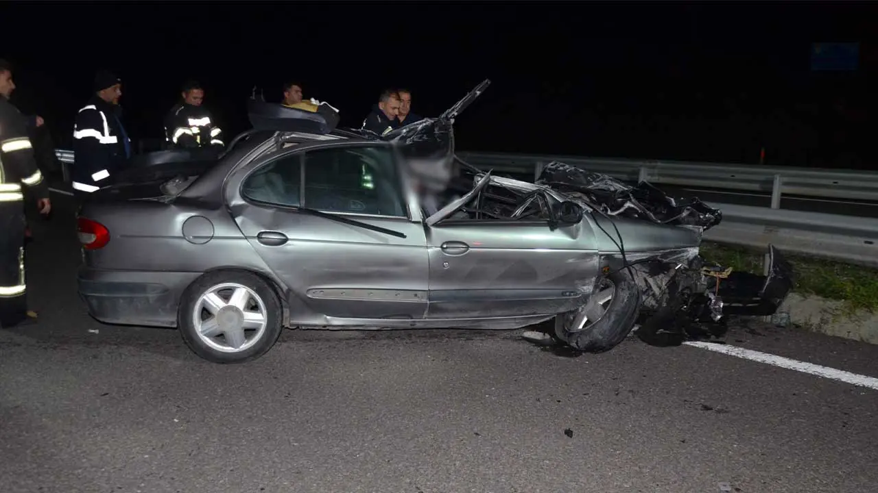 Kütahya'da Otomobil Tıra Arkadan Çarptı, 1 Ölü6