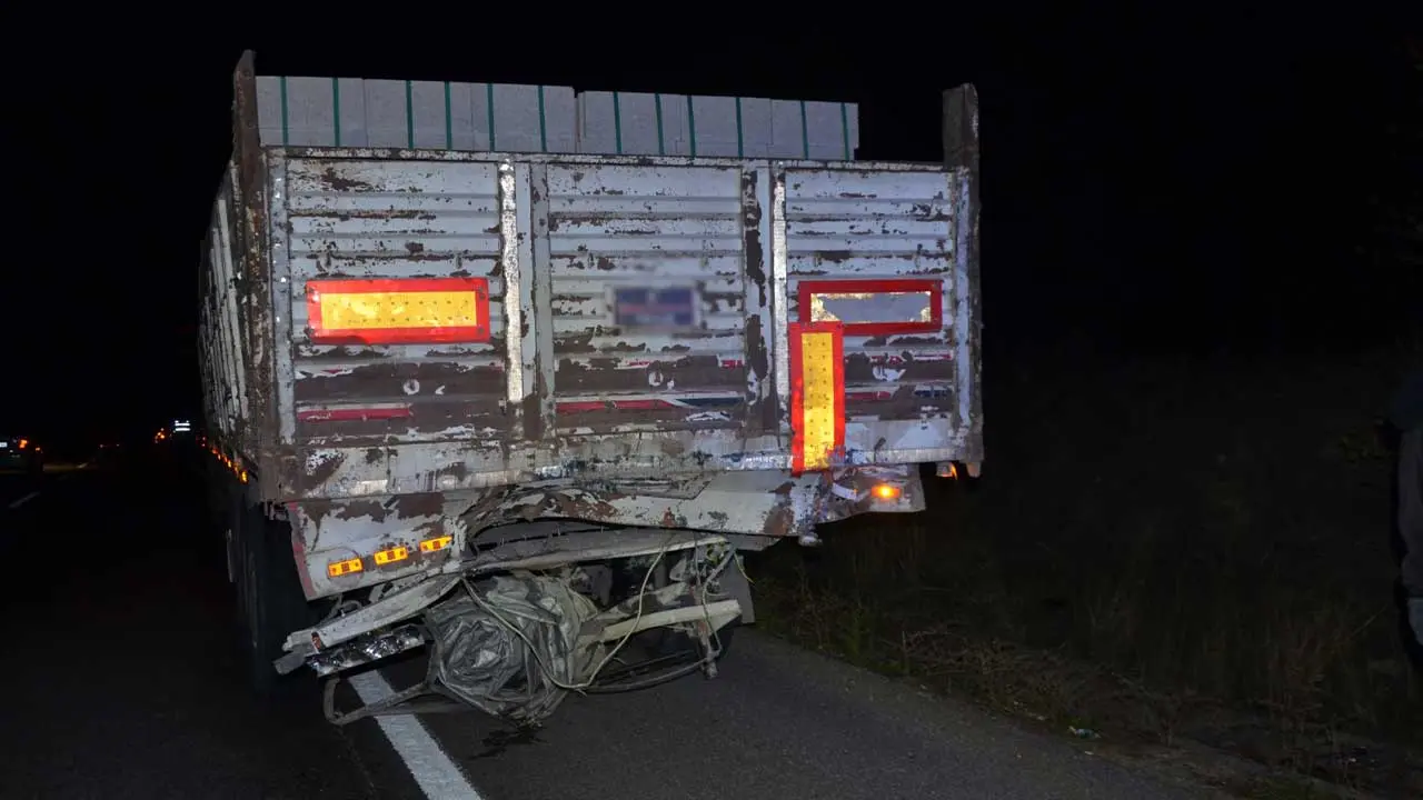 Kütahya'da Otomobil Tıra Arkadan Çarptı, 1 Ölü7