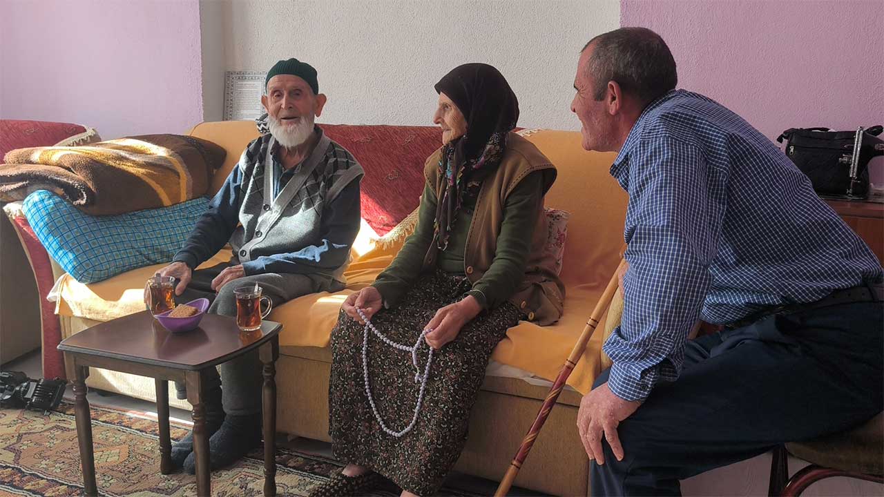 Kütahya’da Üzüm Çifti, 70 Yıl Aynı Yastığa Baş Koydu10