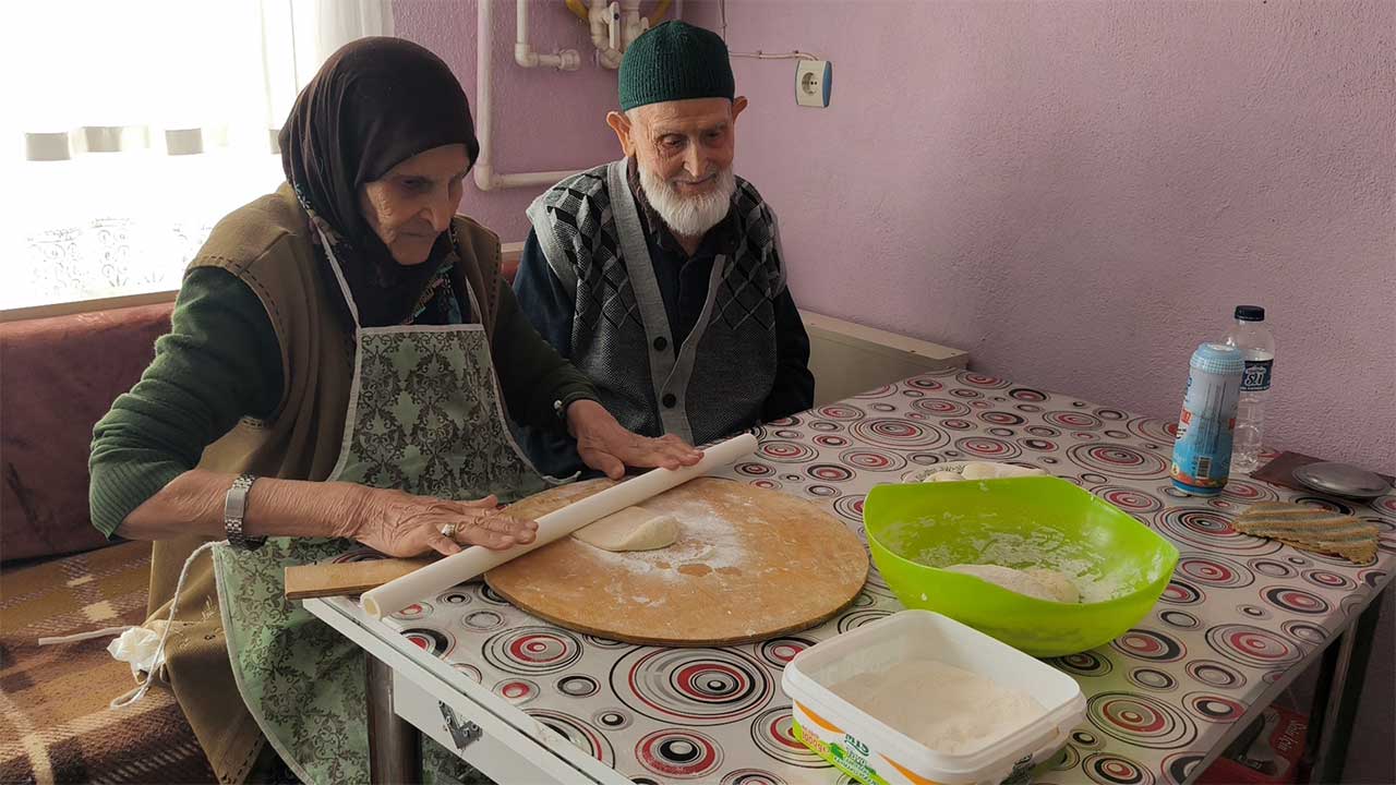 Kütahya’da Üzüm Çifti, 70 Yıl Aynı Yastığa Baş Koydu3