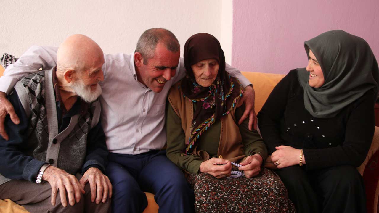 Kütahya’da Üzüm Çifti, 70 Yıl Aynı Yastığa Baş Koydu6