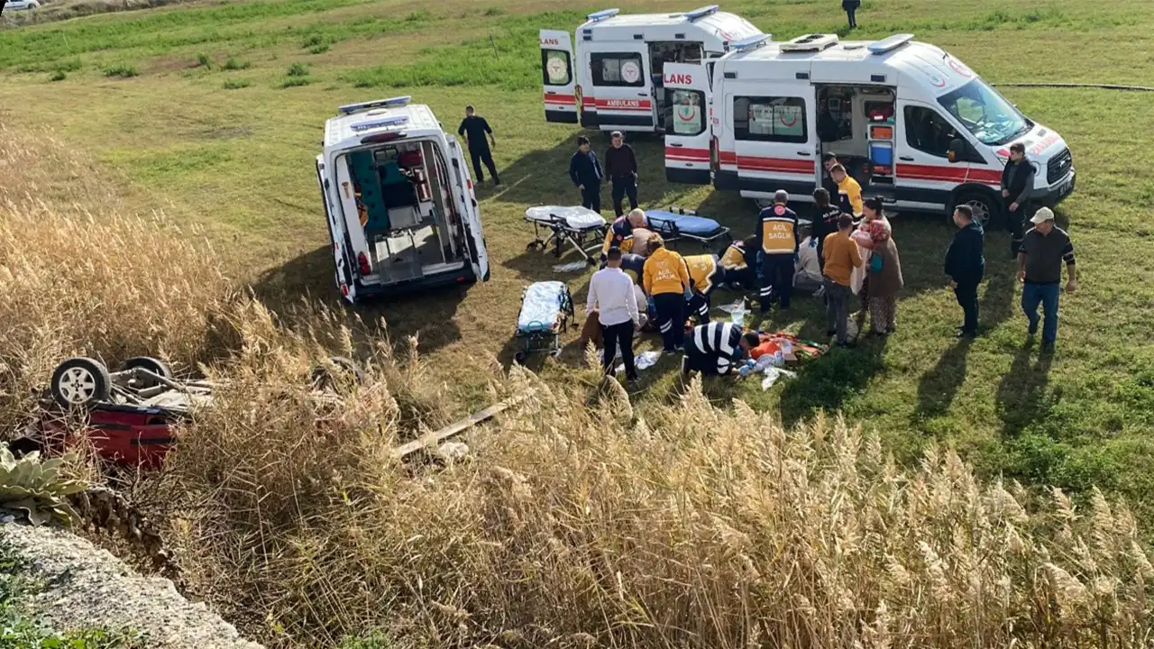 Manisa Salihli’de Tarlaya Devrilen Otomobilde 5 Yaralı 1