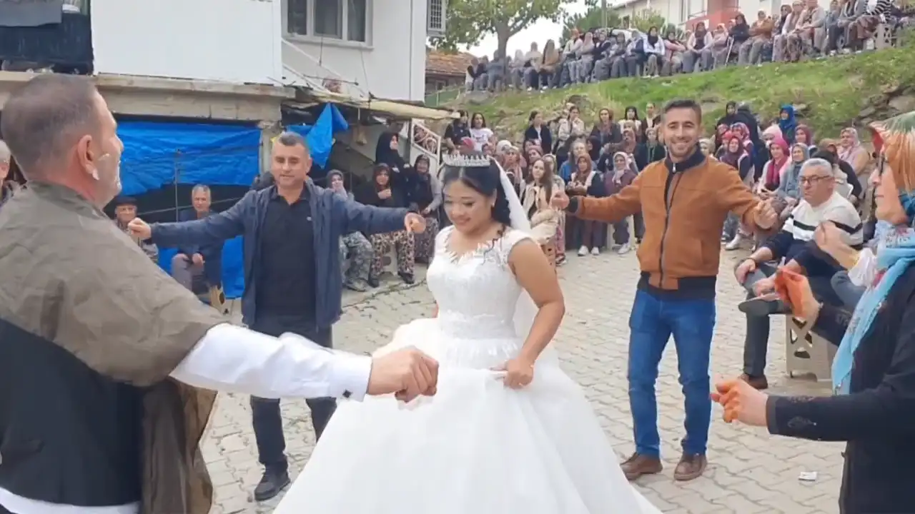 Manisa’da Endonezyalı Geline Köy Düğünü Yapıldı1-1