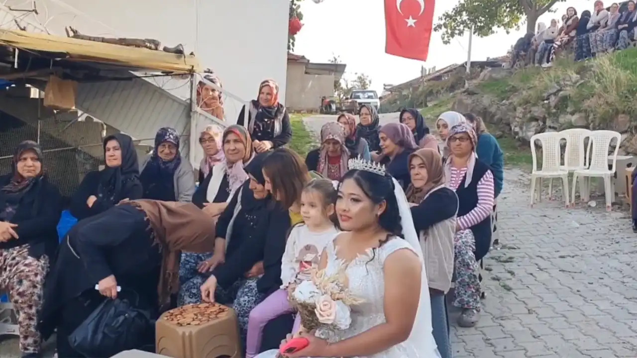 Manisa’da Endonezyalı Geline Köy Düğünü Yapıldı2