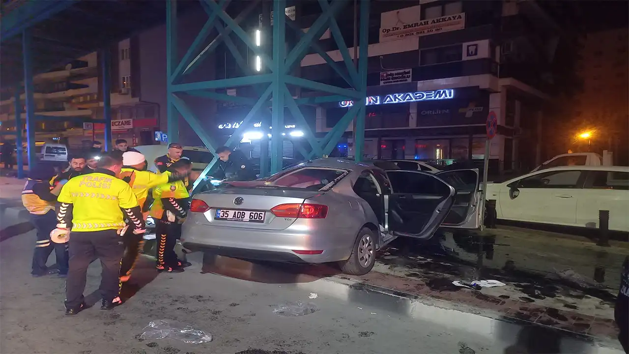 Manisa’da Otomobil Üst Geçit Ayağına Çarptı 1 Ölü, 3 Yaralı 1